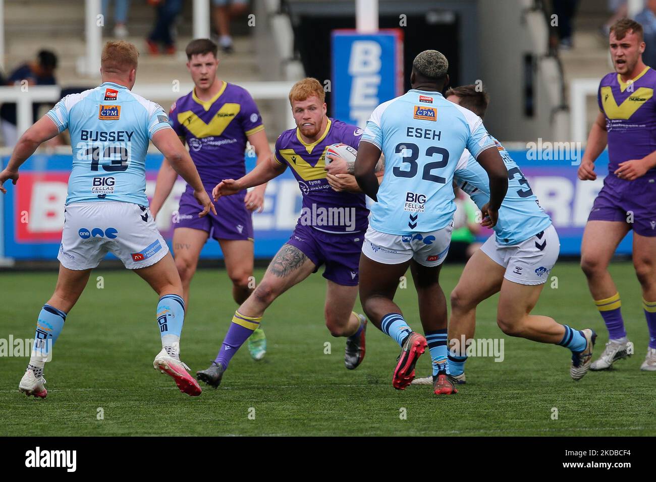 Nathan Clemmitt von Newcastle Thunder hat während des WETTLAUFS DER BETFRED Championship zwischen Newcastle Thunder und Featherstone Rovers am Donnerstag, dem 2.. Juni 2022, im Kingston Park, Newcastle, keine Verteidigung mehr. (Foto von Chris Lishman/MI News/NurPhoto) Stockfoto