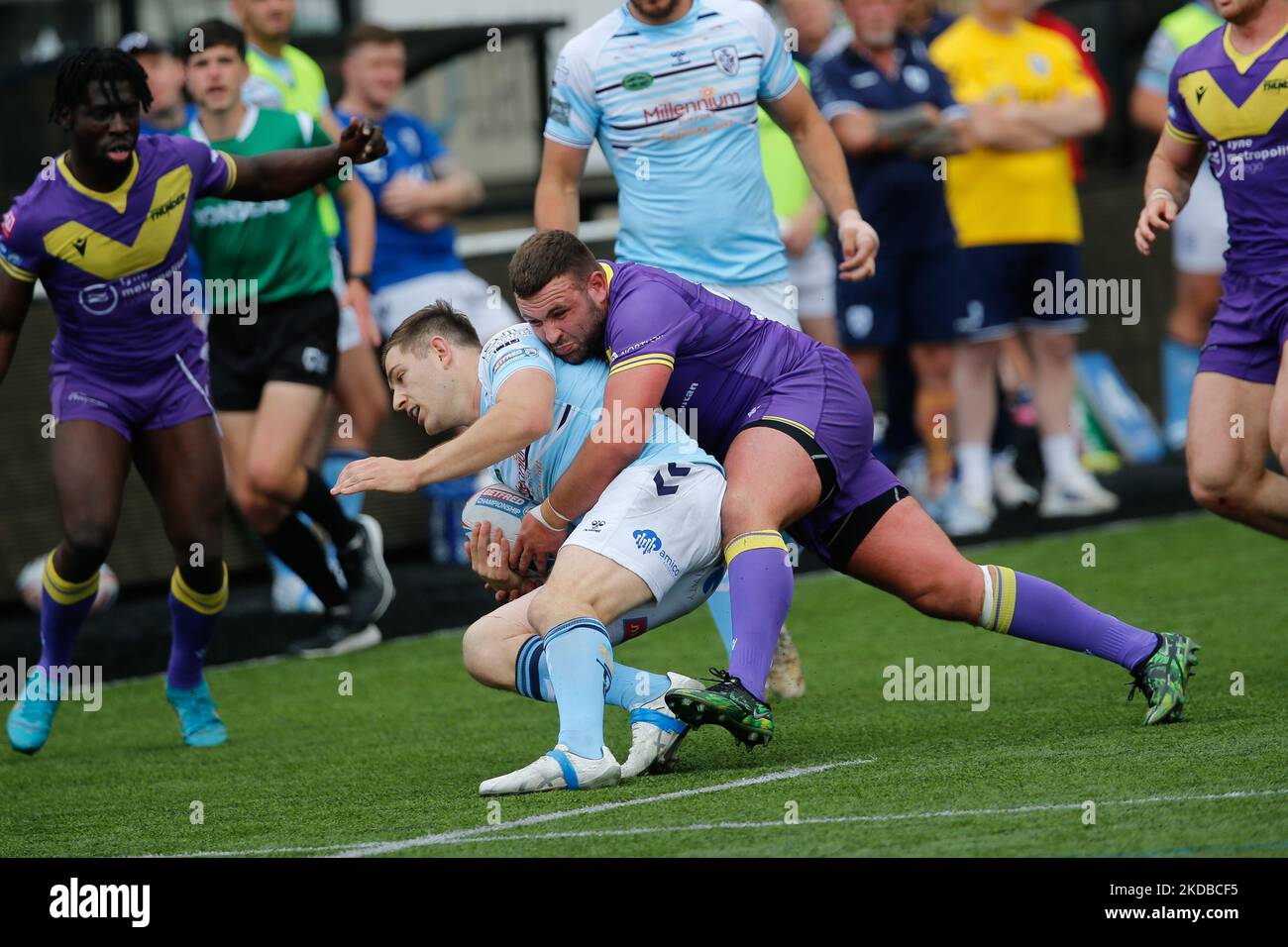 Ellis Robson von Newcastle Thunder tagt Ryley Jacks of Featherstone Rovers während des WETTLAUFS DER BETFRED Championship zwischen Newcastle Thunder und Featherstone Rovers am Donnerstag, dem 2.. Juni 2022 im Kingston Park, Newcastle. (Foto von Chris Lishman/MI News/NurPhoto) Stockfoto