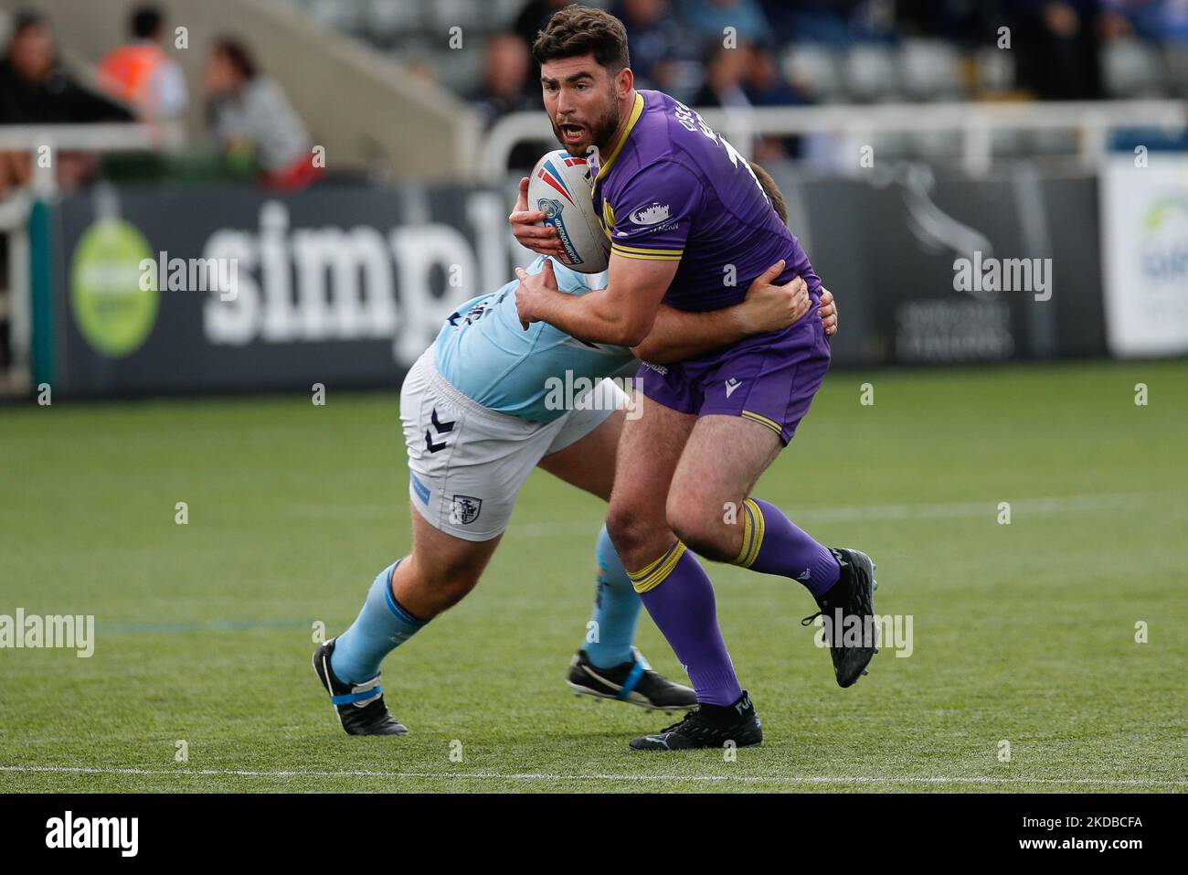 Pat Moran von Newcastle Thunder versucht, sich während des WETTLAUFS DER BETFRED Championship zwischen Newcastle Thunder und Featherstone Rovers am Donnerstag, dem 2.. Juni 2022, im Kingston Park, Newcastle, zu befreien. (Foto von Chris Lishman/MI News/NurPhoto) Stockfoto