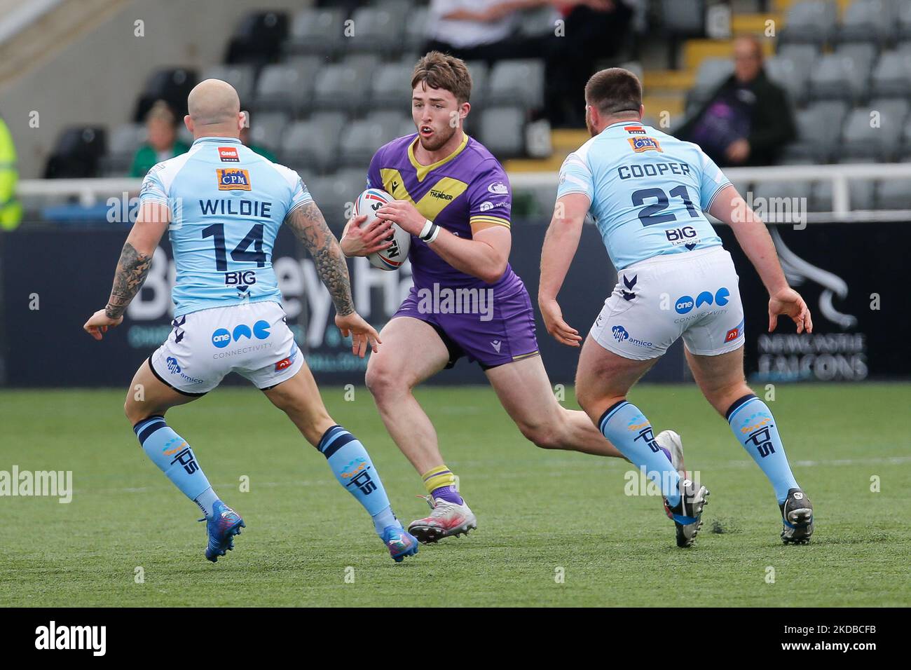 Isaac Nokes von Newcastle Thunder hat einen Lauf bei Matty Wilde von Featherstone Rovers und Luke Cooper von Featherstone Rovers während des BETFRED Championship-Spiels zwischen Newcastle Thunder und Featherstone Rovers im Kingston Park, Newcastle am Donnerstag, dem 2.. Juni 2022. (Foto von Chris Lishman/MI News/NurPhoto) Stockfoto