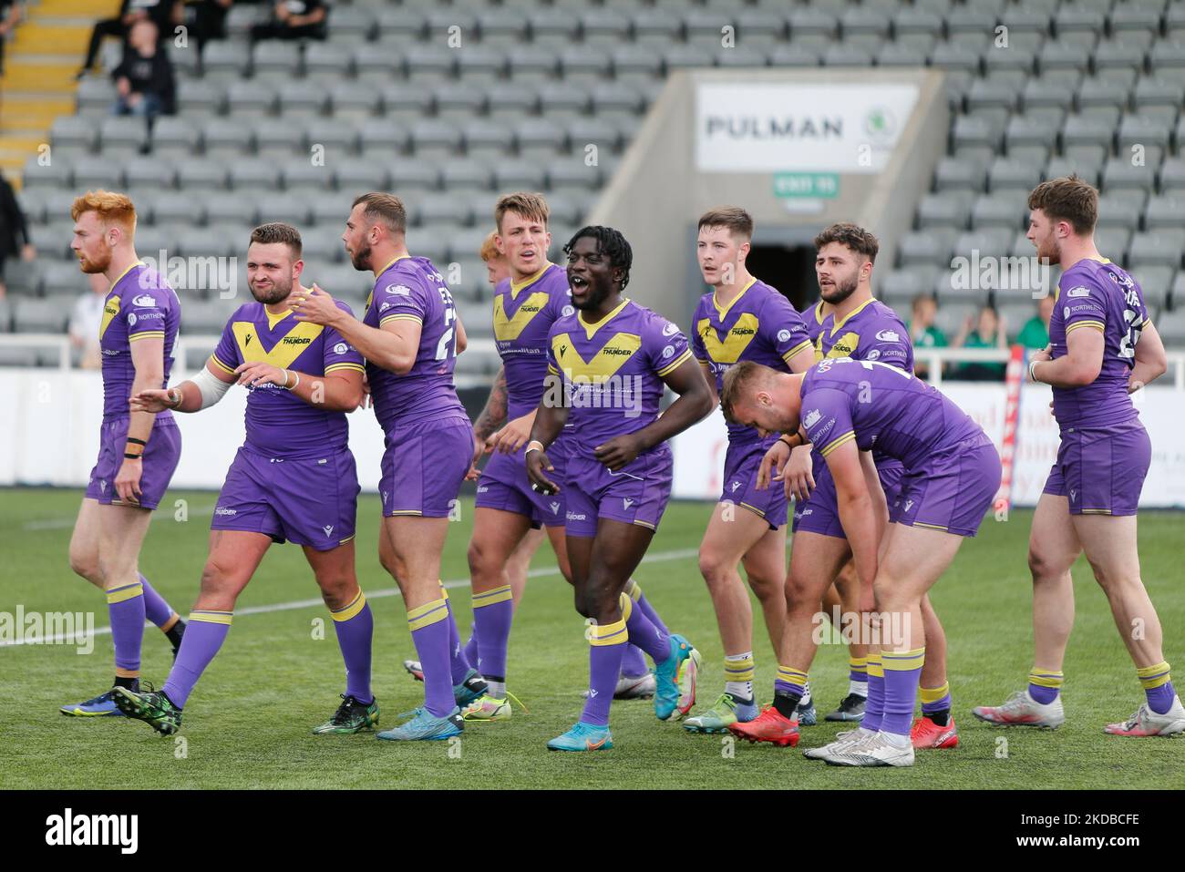 Thunder-Spieler feiern Ellis Robsons Versuch während des BETFRED Championship-Spiels zwischen Newcastle Thunder und Featherstone Rovers im Kingston Park, Newcastle am Donnerstag, dem 2.. Juni 2022. (Foto von Chris Lishman/MI News/NurPhoto) Stockfoto