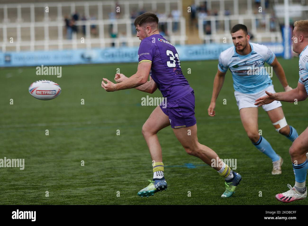 Riley Dean von Newcastle Thunder feuert am Donnerstag, dem 2.. Juni 2022, einen Pass für Alex Donaghey aus, während des WETTLAUFS DER BETFRED Championship zwischen Newcastle Thunder und Featherstone Rovers im Kingston Park, Newcastle. (Foto von Chris Lishman/MI News/NurPhoto) Stockfoto