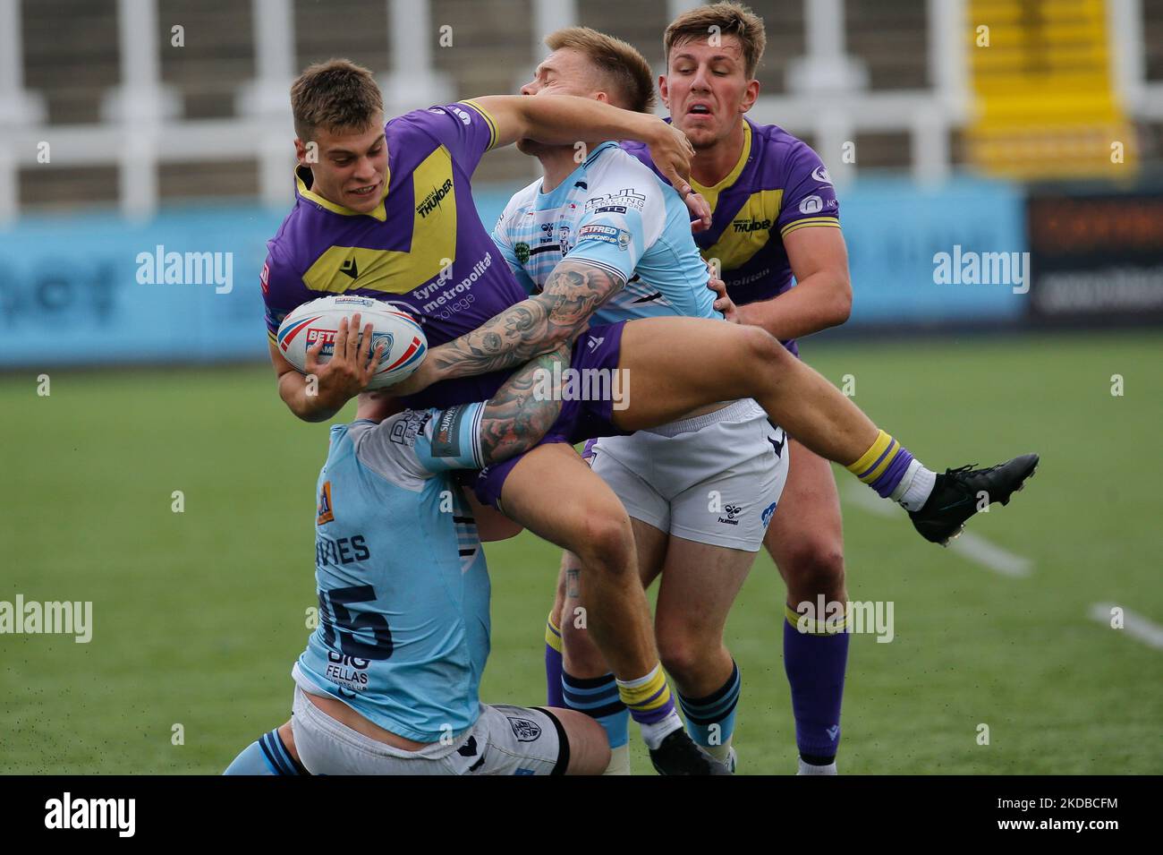 Dan Coates von Newcastle Thunder wird während des WETTLAUFS DER BETFRED Championship zwischen Newcastle Thunder und Featherstone Rovers am Donnerstag, dem 2.. Juni 2022 im Kingston Park, Newcastle, angegangen. (Foto von Chris Lishman/MI News/NurPhoto) Stockfoto