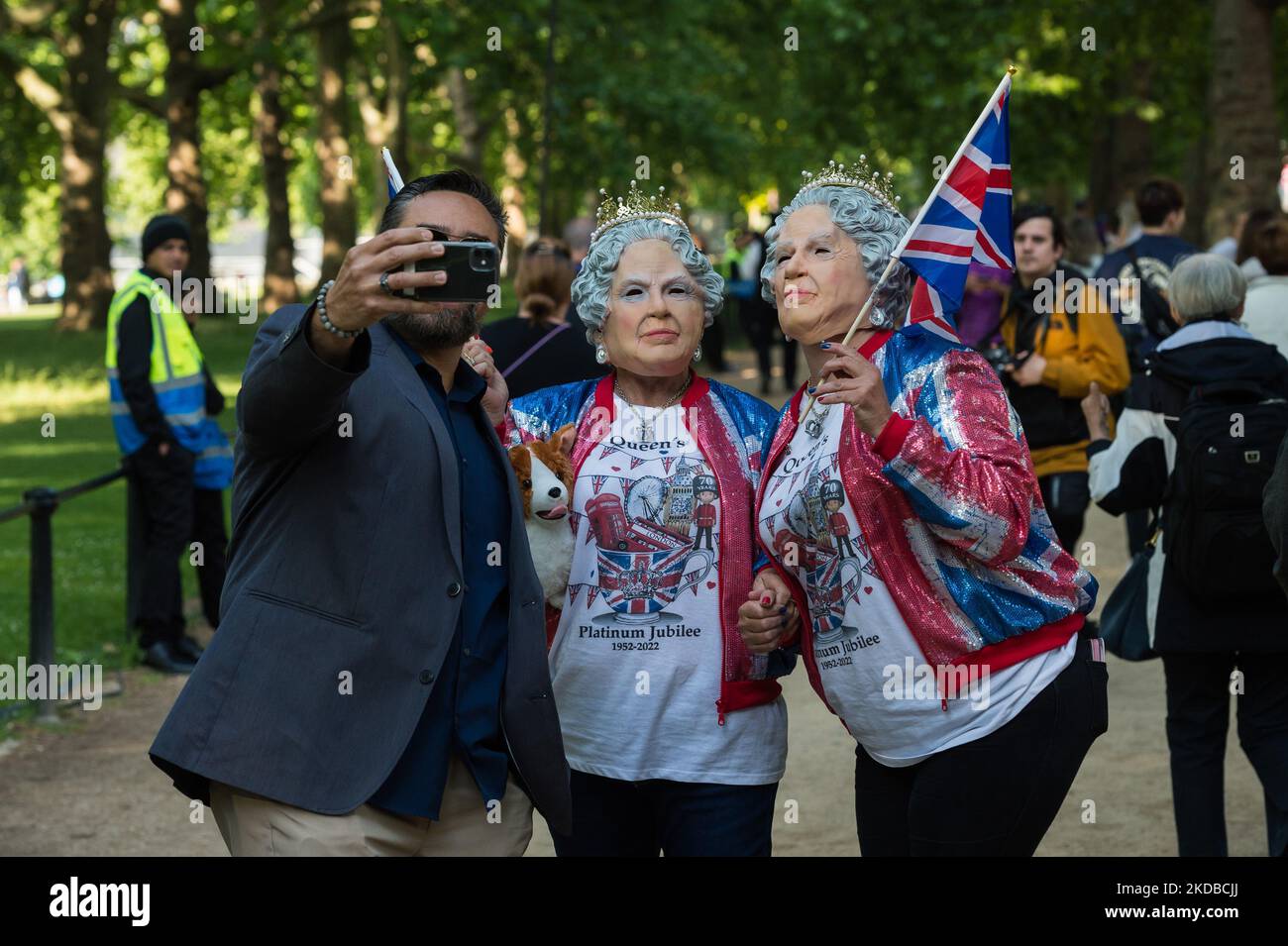 LONDON, VEREINIGTES KÖNIGREICH - 02. JUNI 2022: Königliche Fans mit Masken von Königin Elizabeth II. Posieren für ein Bild vor der Militärparade „Trooping the Color“ zu Ehren des offiziellen Geburtstages „Ihre Majestät die Königin“ und des Platin-Jubiläums am 02. Juni 2022 in London, England. Millionen von Menschen in Großbritannien werden an den viertägigen Feierlichkeiten anlässlich des 70.. Thronjahres der am längsten regierenden britischen Monarchin, Königin Elizabeth II., teilnehmen, wobei mehr als eine Milliarde Zuschauer erwartet werden, die Feierlichkeiten auf der ganzen Welt zu verfolgen. (Foto von Wiktor Szymanowicz/NurPhoto) Stockfoto