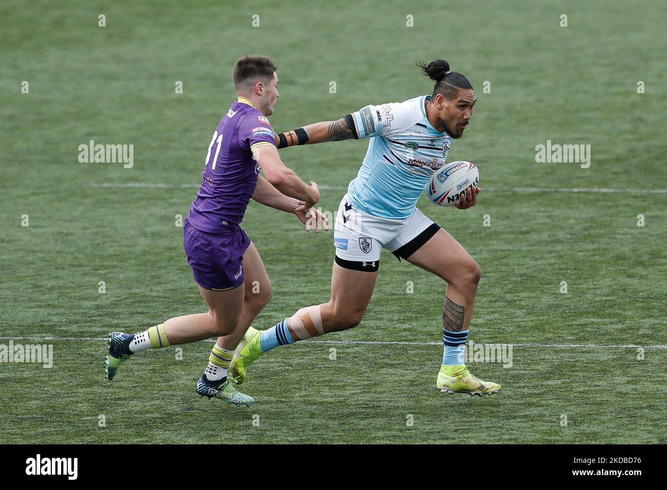 Jesse Sene-Lefao von Featherstone Rovers und Riley Dean von Newcastle Thunder in Aktion während des WETTLAUFS DER BETFRED Championship zwischen Newcastle Thunder und Featherstone Rovers im Kingston Park, Newcastle am Donnerstag, dem 2.. Juni 2022. (Foto von will Matthews/MI News/NurPhoto) Stockfoto