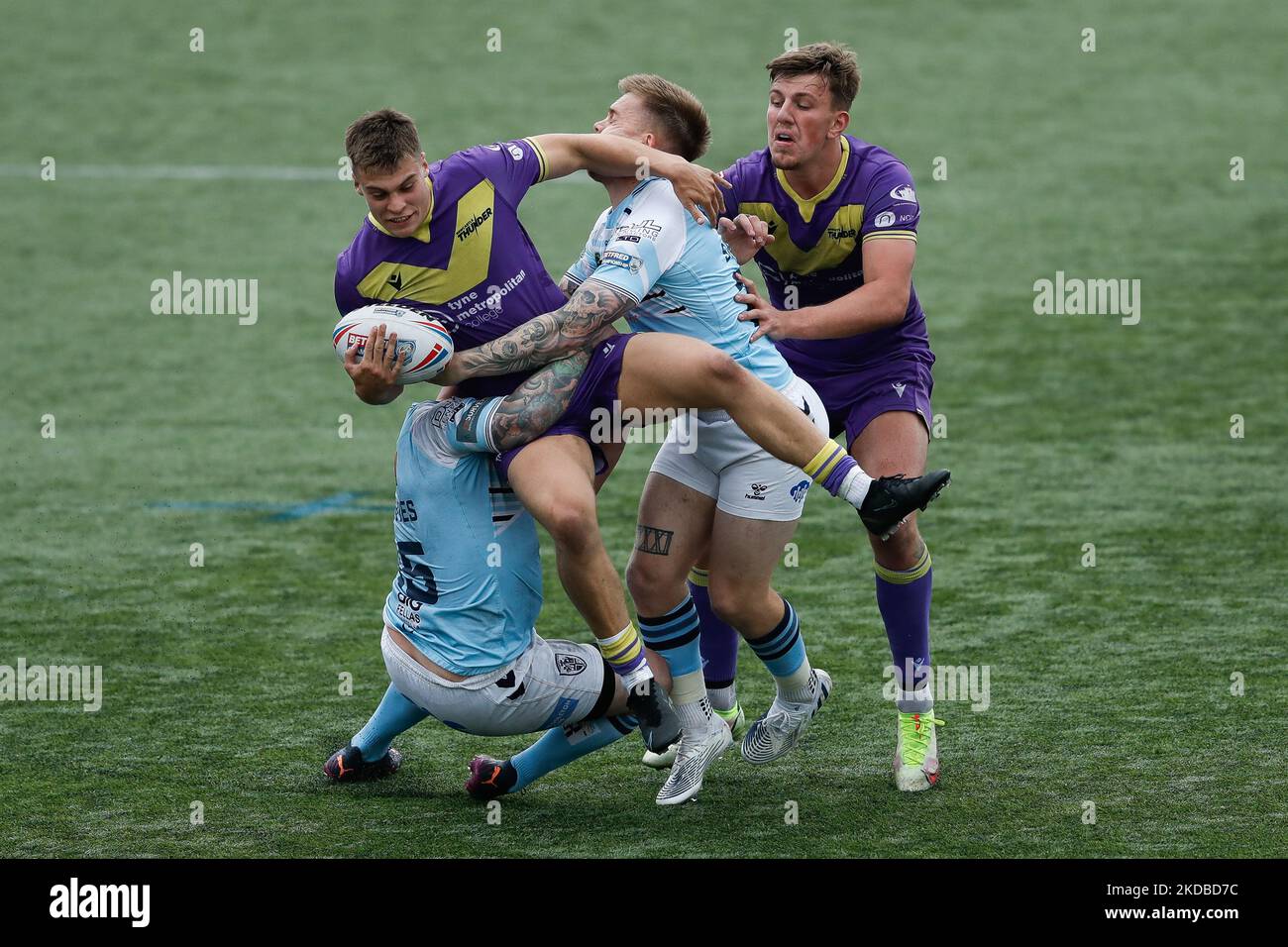 Dan Coates von Newcastle Thunder wird während des WETTLAUFS DER BETFRED Championship zwischen Newcastle Thunder und Featherstone Rovers am Donnerstag, dem 2.. Juni 2022 im Kingston Park, Newcastle, angegangen. (Foto von will Matthews/MI News/NurPhoto) Stockfoto