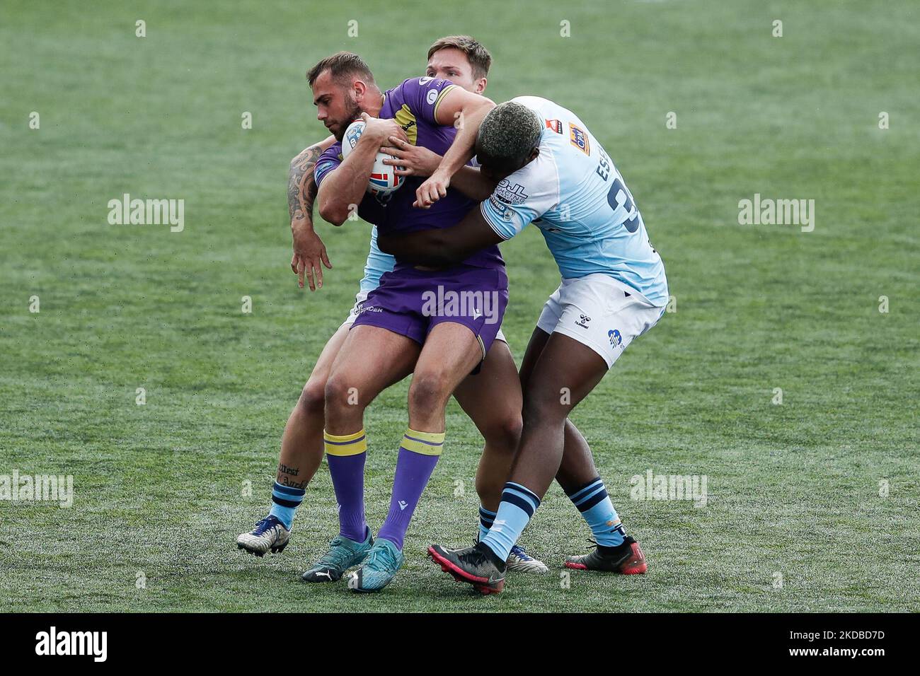 Lewis Pechey von Newcastle Thunder wird während des WETTLAUFS DER BETFRED Championship zwischen Newcastle Thunder und Featherstone Rovers am Donnerstag, dem 2.. Juni 2022 im Kingston Park, Newcastle, angegangen. (Foto von will Matthews/MI News/NurPhoto) Stockfoto