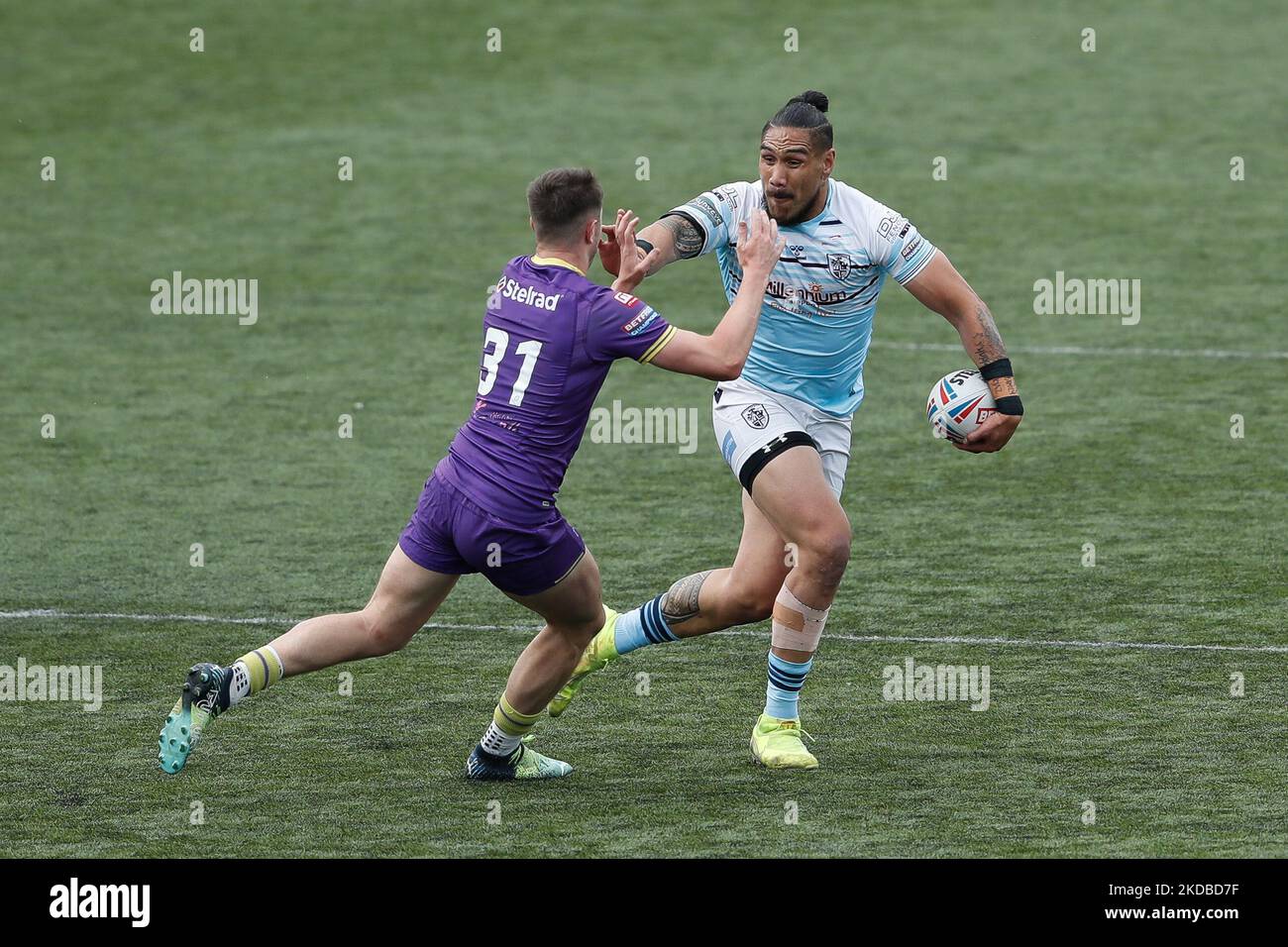 Jesse Sene-Lefao von Featherstone Rovers und Riley Dean von Newcastle Thunder in Aktion während des WETTLAUFS DER BETFRED Championship zwischen Newcastle Thunder und Featherstone Rovers im Kingston Park, Newcastle am Donnerstag, dem 2.. Juni 2022. (Foto von will Matthews/MI News/NurPhoto) Stockfoto