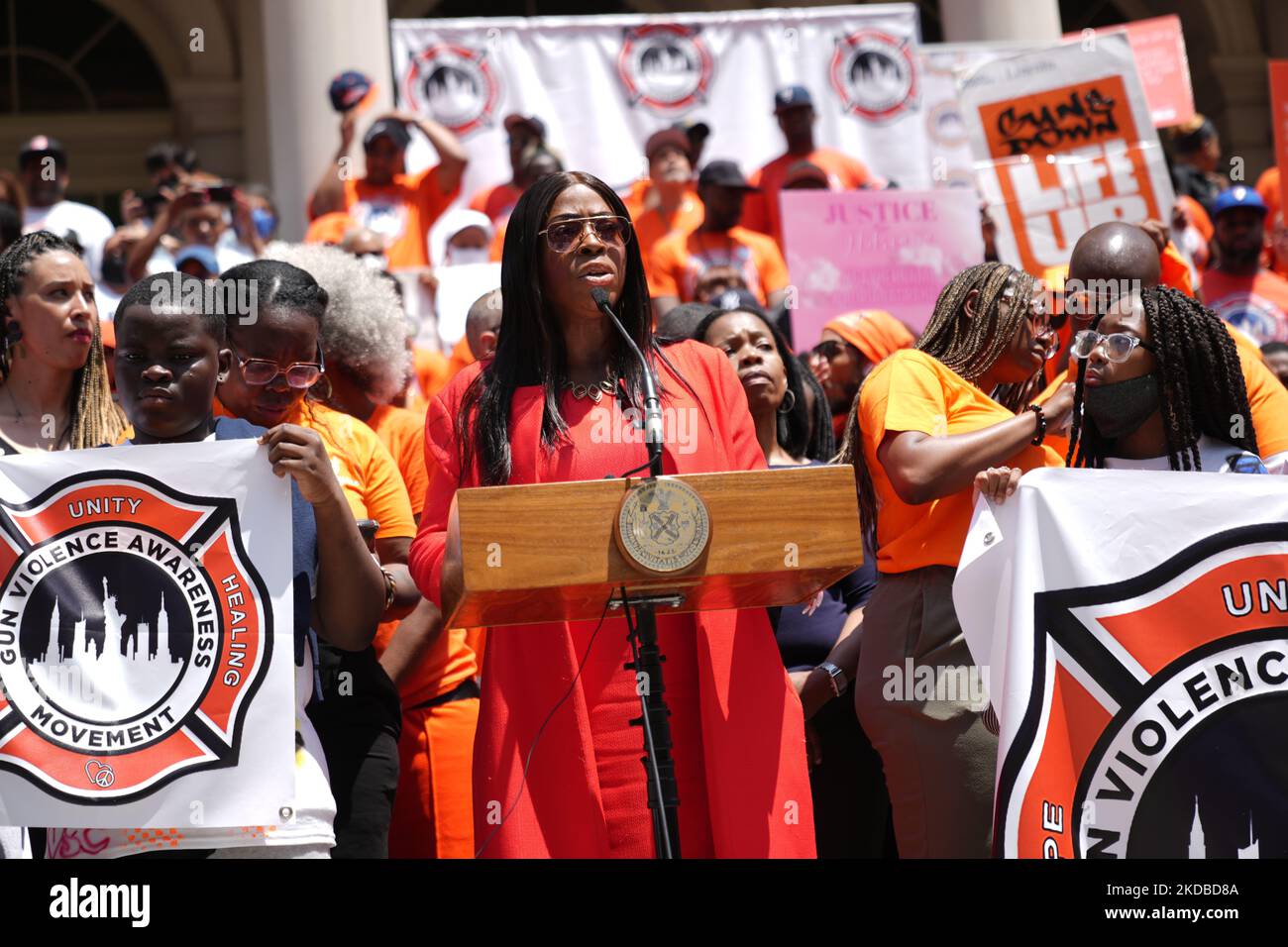 Die Präsidentin von Bronx Borough, Vanessa L. Gibson, wird als Bürgermeister gesehen, Eric Adams, hat Andre T. Mitchell zum „Zaren der Waffengewalt“ ernannt, um eine Geißel von Big Apple-Schießereien zu bekämpfen. „Andre T. Mitchell – der Gründer der Anti-Gewalt-Gruppe man Up! In Brooklyn, die zuvor von Stadtforschern auf die Prüfstand gestellt wurde.“ (Foto von John Nacion/NurPhoto) Stockfoto