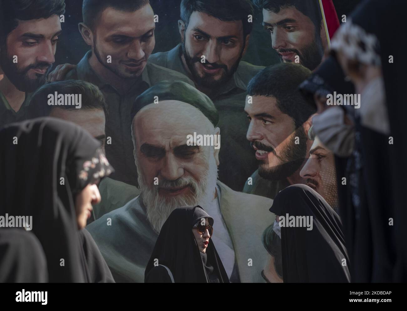 Iranische Studenten der Basidschis (Angehörige der paramilitärischen Streitkräfte der Basidschs) stehen unter den Porträts des Gründers der Islamischen Republik, Ayatollah Ruhollah Khomeini (C), Und Krieger der Islamischen Revolutionsgarde (IRGC), die während des Iran-Irak-Krieges (1980-88) getötet wurden, während sie an einer Kundgebung anlässlich des dreiunddreißigsten Todestages von Ayatollah Khomeini am 3. Juni 2022 vor dem Haupttor der Universität von Teheran teilnahmen. (Foto von Morteza Nikoubazl/NurPhoto) Stockfoto
