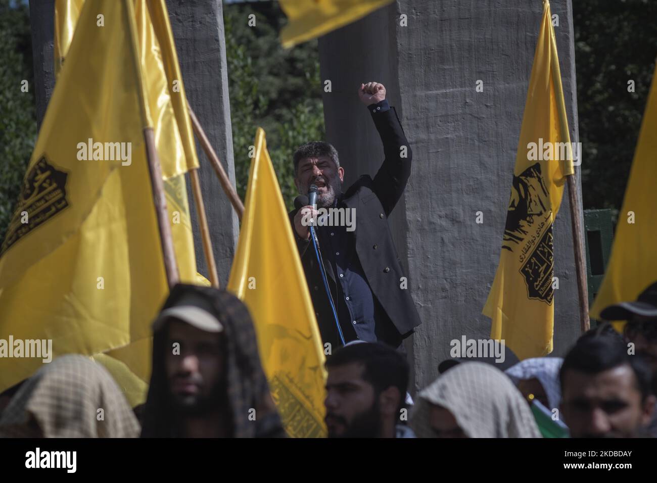Saeed Haddadian, auch bekannt als Haj-Saeed Hadsadian, der einer der Maddahs ist, tritt in Anwesenheit des Obersten Führers des Iran, Ayatollah Ali Khamenei, mit seinen Anti-USA- und Anti-Israel-Slogans auf, während er bei einer Kundgebung anlässlich des dreiunddreißigsten Todestages des Gründers der Islamischen Republik auftritt, Ayatollah Ruhollah Khomeini, am 3. Juni 2022 vor dem Haupttor der Universität Teheran. (Foto von Morteza Nikoubazl/NurPhoto) Stockfoto