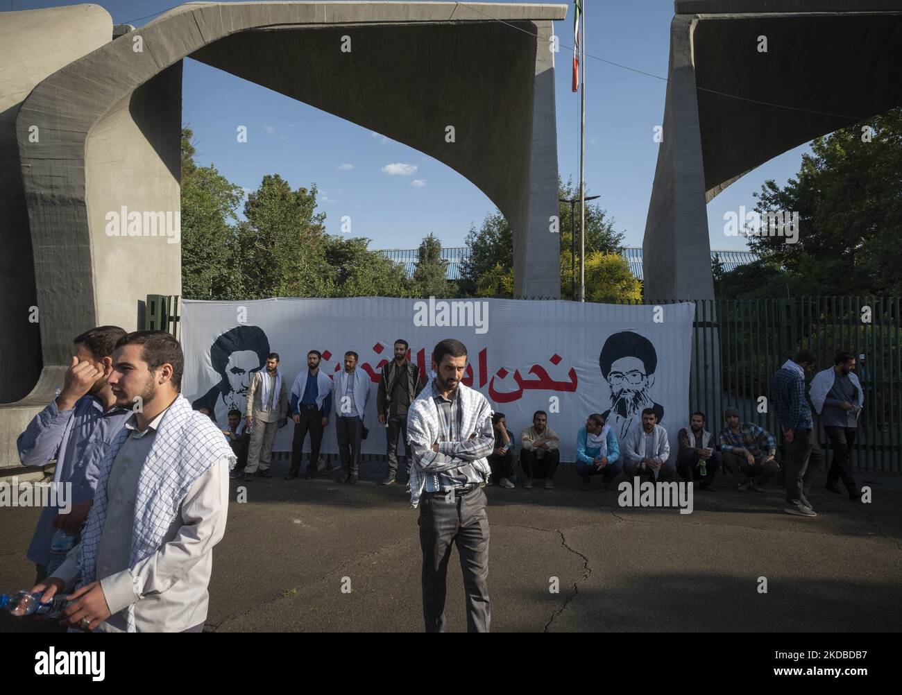 Iranische Studenten der Basiji-Universität (Mitglieder der paramilitärischen Streitkräfte der Basij) sind vor den Porträts des Gründers der Islamischen Republik, Ayatollah Ruhollah Khomeini (L), Und der iranische Oberste Führer Ayatollah Ali Khamenei, der vor dem Haupttor der Universität Teheran vor einer Kundgebung zum 33. Todestag von Ayatollah Khomeini am 3. Juni 2022 gehängt wurde. (Foto von Morteza Nikoubazl/NurPhoto) Stockfoto