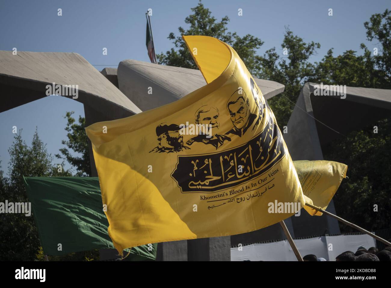 Ein iranischer Student der Universität Basiji (Mitglied der paramilitärischen Basidsch-Truppe) (nicht abgebildet) schwenkt eine gelbe Flagge mit einem Porträt des ehemaligen Kommandanten der Quds-Truppe der Islamischen Revolutionsgarde (IRGC), General Qasem Soleimani (R) bei einer Kundgebung anlässlich des 33. Todestages des Gründers der Islamischen Republik, Ayatollah Ruhollah Khomeini, am 3. Juni 2022 vor dem Haupttor der Universität Teheran. (Foto von Morteza Nikoubazl/NurPhoto) Stockfoto