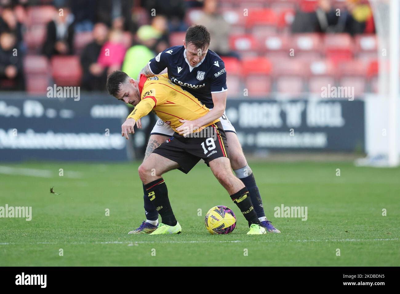 5.. November, Maryhill, Glasgow, Schottland; Fußball der schottischen Meisterschaft, Partick Thistle gegen Dundee; Jordan McGhee von Dundee fordert den Ball mit Danny Mullen von Partick Thistle heraus Stockfoto