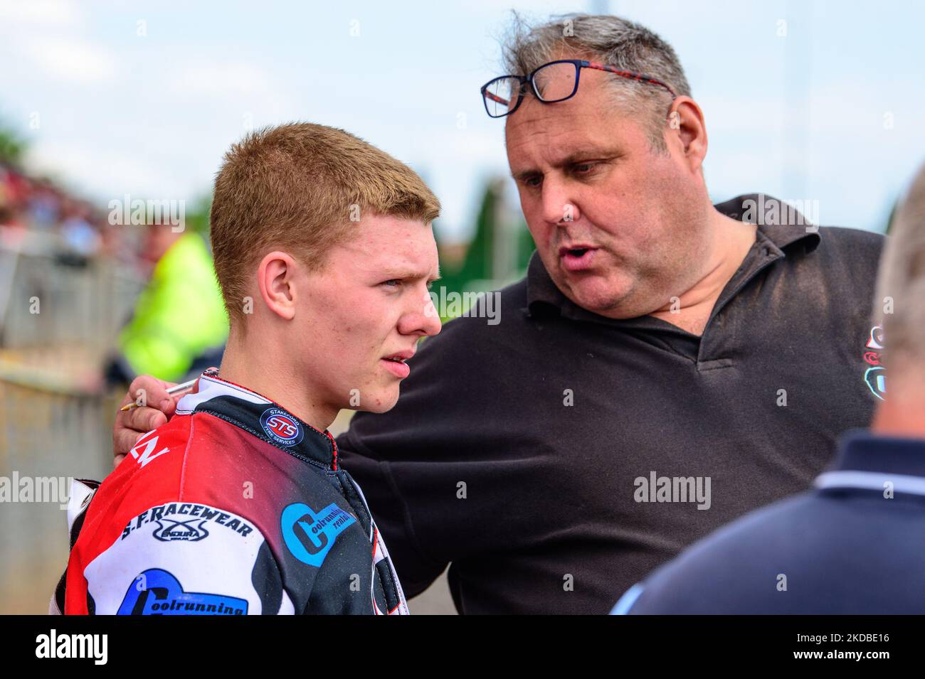 Steve Williams (rechts) chattet mit Archie Freeman während des Spiels der National Development League zwischen Belle Vue Colts und Oxford Chargers am Freitag, dem 3.. Juni 2022, im National Speedway Stadium in Manchester. (Foto von Ian Charles/MI News/NurPhoto) Stockfoto