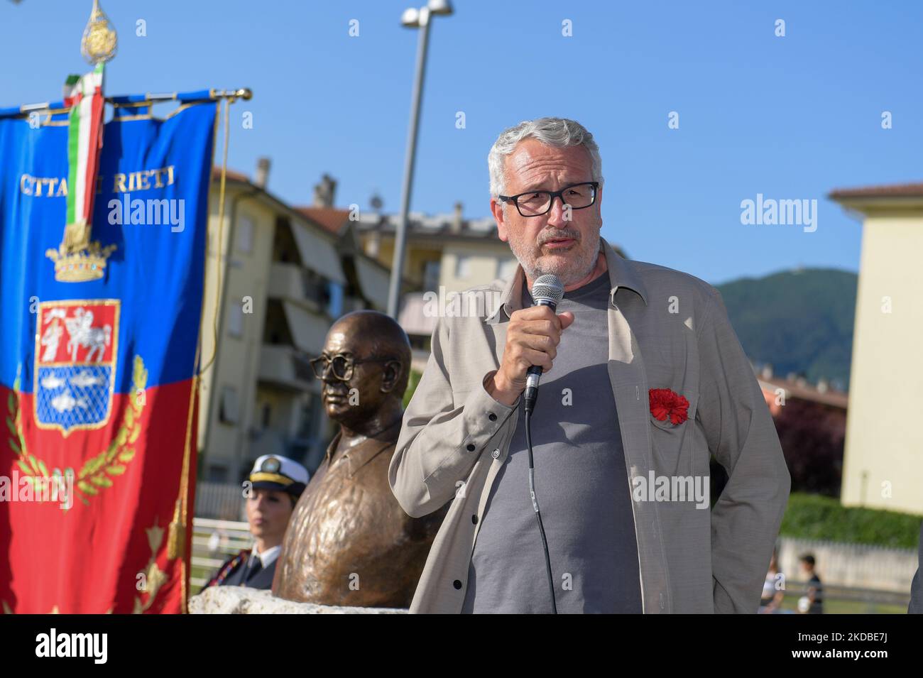 Auf dem gleichnamigen Platz wurde heute in Rieti eine Büste eingeweiht, die Bettino Craxi gewidmet ist. Die Einweihung fand im Beisein von Craxis Sohn Bobo, Donato Robilotta (Socialisti Riformisti) und dem Bürgermeister von Rieti Antonio Cicchetti statt. Die Büste wurde von der Craxi-Stiftung gestiftet und vom Bildhauer Mario Moretto geschaffen. Der Sohn von Bettino Craxi, Bobo Craxi in Rieti, Italien, am 2. Juni 2022. (Foto von Riccardo Fabi/NurPhoto) Stockfoto