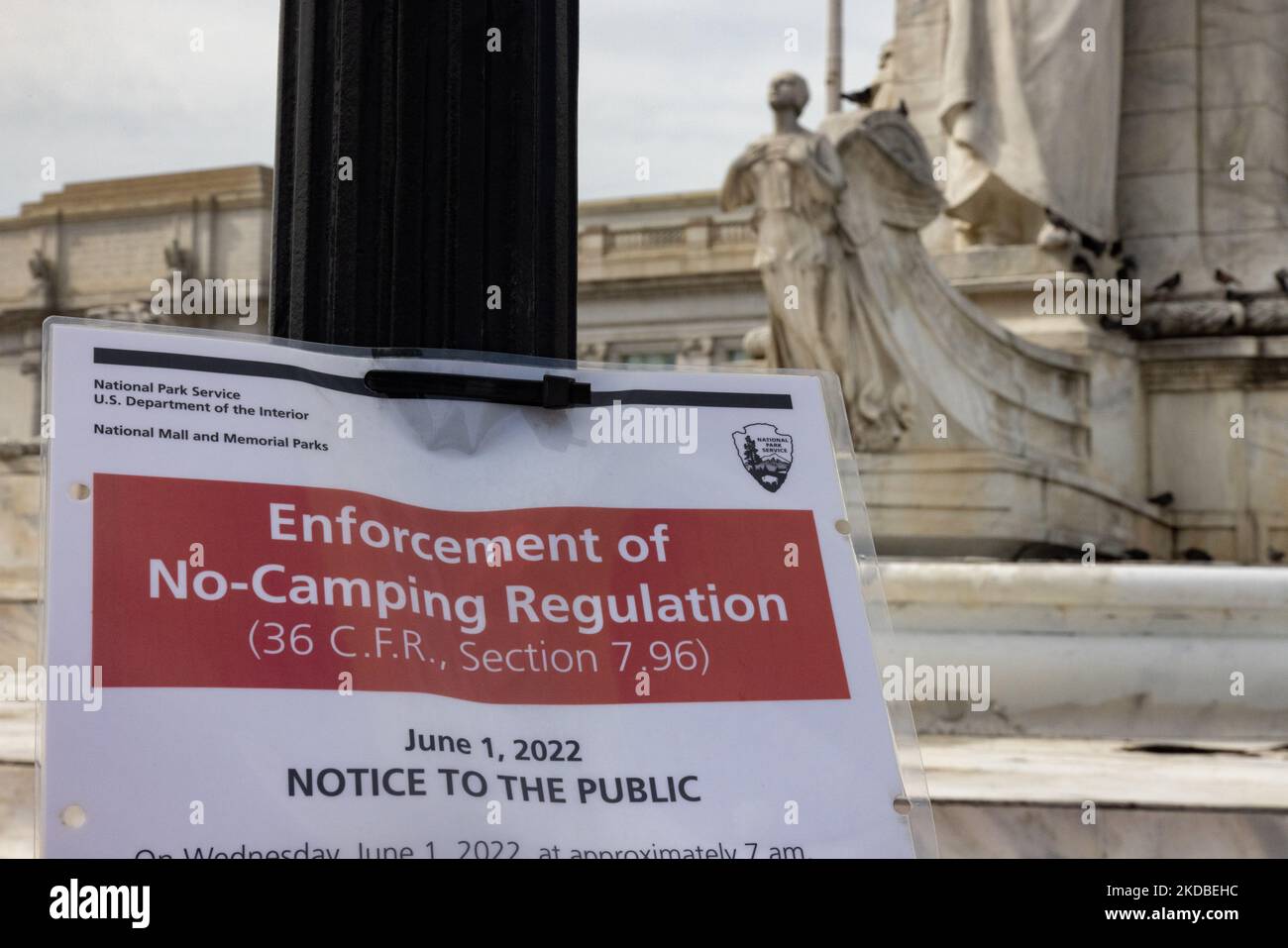 Am 3. Juni 2022 wurde am Columbus Circle an der Union Station in Washington, D.C. eine Meldung zur Durchsetzung des Status „ohne Campingplatz“ angezeigt, nachdem der National Park Service Anfang der Woche ein seit langem obdachloses Lager geräumt hatte. (Foto von Bryan Olin Dozier/NurPhoto) Stockfoto