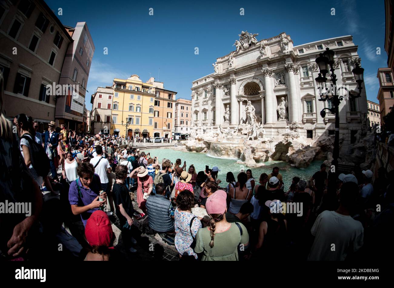 Blick auf den Trevi-Brunnen in Rom mit Touristen, in Rom, Italien, am 3. Juni 2022 in Rom, (Foto von Andrea Ronchini/NurPhoto) Stockfoto