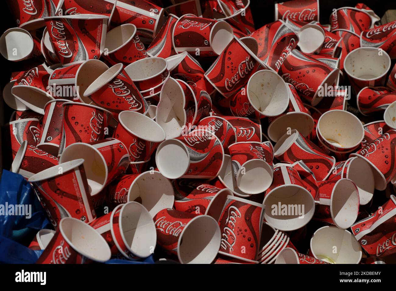 Leere Entsorgungsgläser von Coca Cola sind am 03. Juni 2022 in einem  Mülleimer in Baramulla Jammu und Kaschmir Indien zu sehen (Foto: Nasir  Kachroo/NurPhoto Stockfotografie - Alamy
