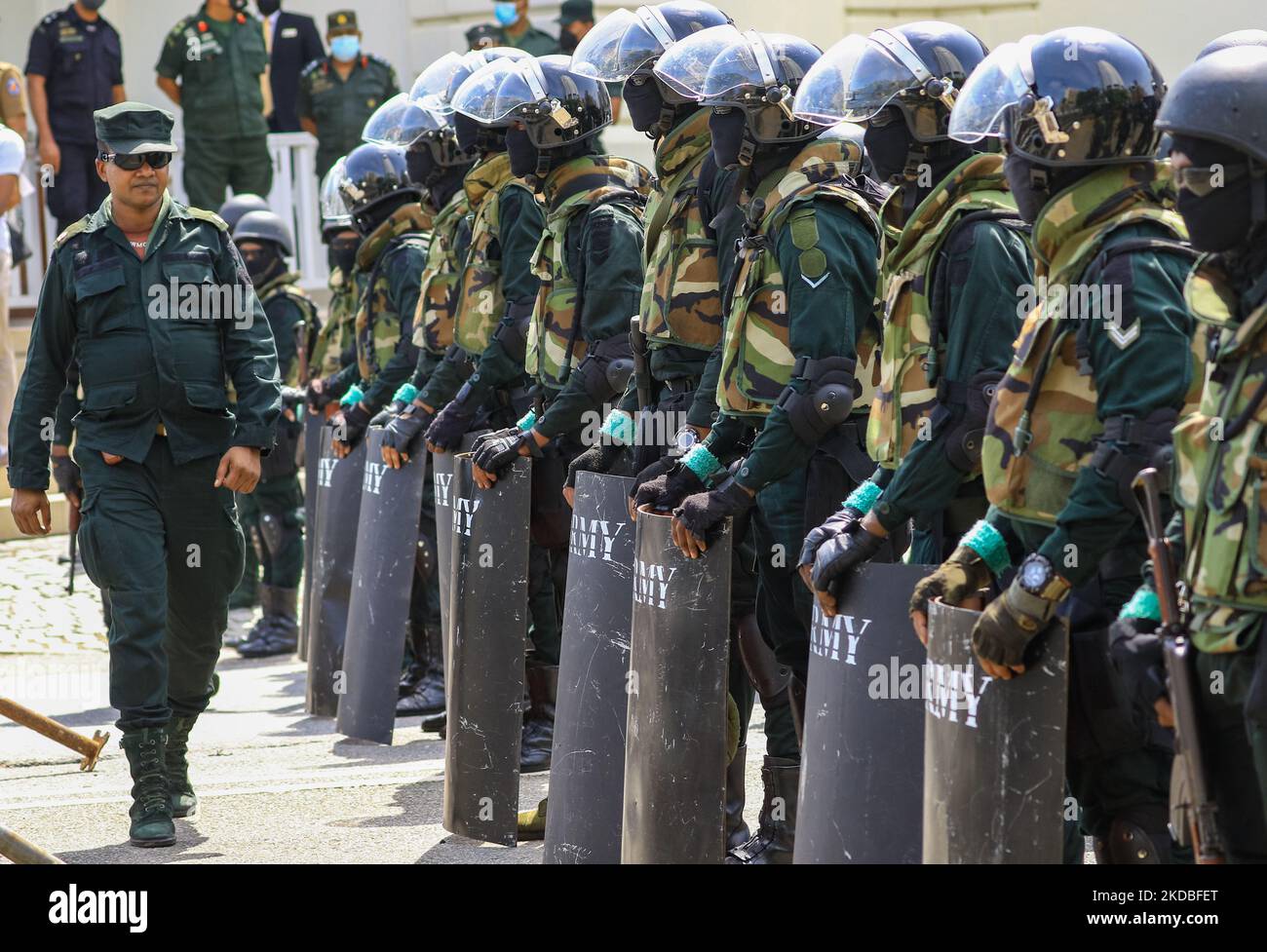 Soldaten der srilankischen Armee bewachen die Straße zum Haupteingang des offiziellen Wohnsitzes von Präsident Gotabaya Rajapaksa in Colombo, Sri Lanka. 04. Juni 2022. (Foto von Tharaka Basnayaka/NurPhoto) Stockfoto