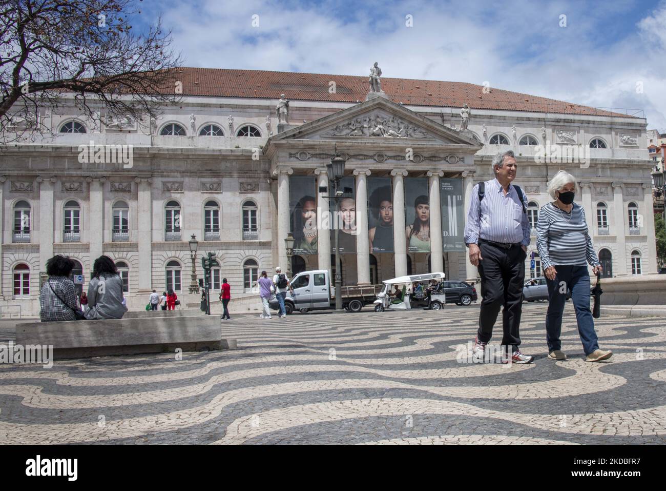 Menschen, die Schutzmasken tragen, werden in der Nähe des Rossio-Platzes zu Fuß gesehen. Lissabon, 03. Juni 2022. Portugal hat bereits den Höhepunkt dieser COVID-19-Pandemiewelle überschritten, aber die epidemiologische Situation in der Altersgruppe der über 80-Jährigen hält das Land auf einem Mortalitätsniveau weit über den definierten Schwellenwerten. (Foto von Jorge Mantilla/NurPhoto) Stockfoto