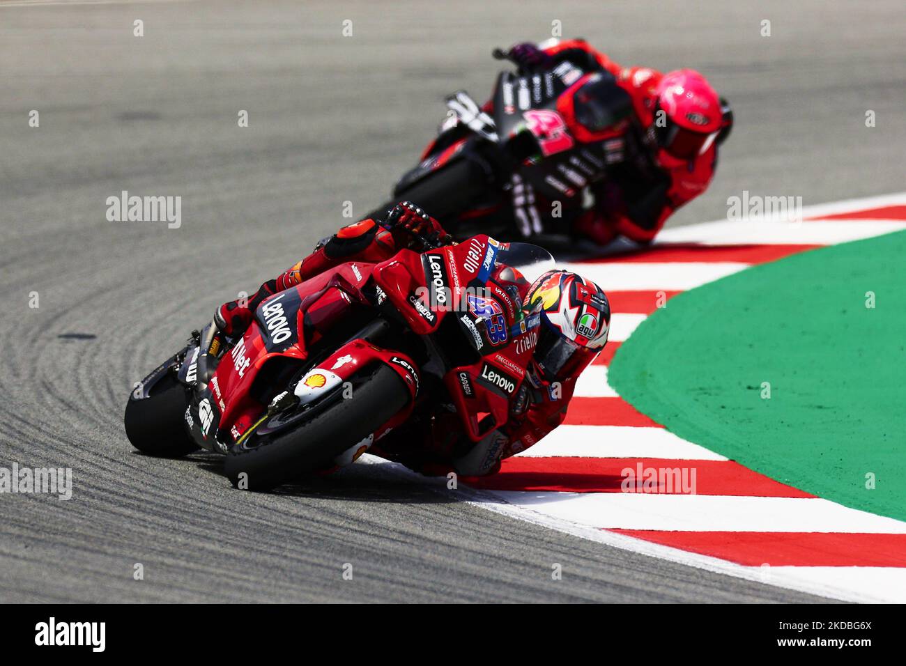 Jack Miller aus Australien, der am 4. Juni 2022 in Barcelona sein Ducati Lenovo Team Bike vor Aleix Espargar im Catalunya Moto GP Qualifying fuhr. (Foto von Joan Cros/NurPhoto) Stockfoto