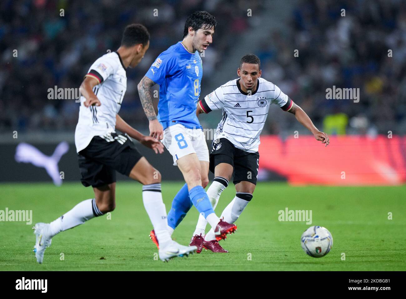 Sandro Tonali aus Italien und Thilo Kehrer aus Deutschland treten am 4. Juni 2022 im Stadio Renato Dall'Ara, Bologna, Italien, um den Ball beim Spiel der UEFA Nations League zwischen Italien und Deutschland an. (Foto von Giuseppe Maffia/NurPhoto) Stockfoto