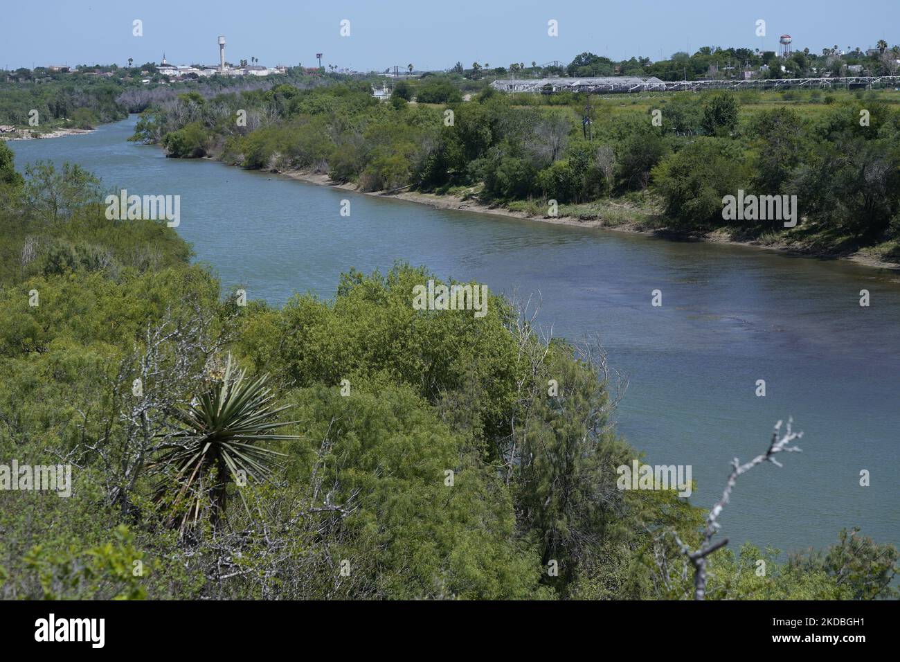 Vews von Mexiko über den Rio Grande von Wandergebieten am 29. Mai 2022 in Roma, Texas, USA. Die Regel sieht vor, dass Fälle, die für einen Asylantrag in Frage kommen, in Monaten anstatt in Jahren beschleunigt werden, um den Rückstand bei den Gerichten zu verringern. Titel 42, das Mandat der Trump-Ära, das Migranten die Einreise in die USA verhindern sollte, Sollte am 23. Mai auslaufen, wurde aber durch eine Klage blockiert, die von mehreren Staaten eingereicht wurde und darauf hinweist, dass der Schritt zum Streik des Gesetzes „die Standards des Verwaltungsverfahrensgesetzes nicht erfüllt“ und dass es keine dauerhafte Lösung für den Umgang mit der Unvermeidbarkeit gibt Stockfoto