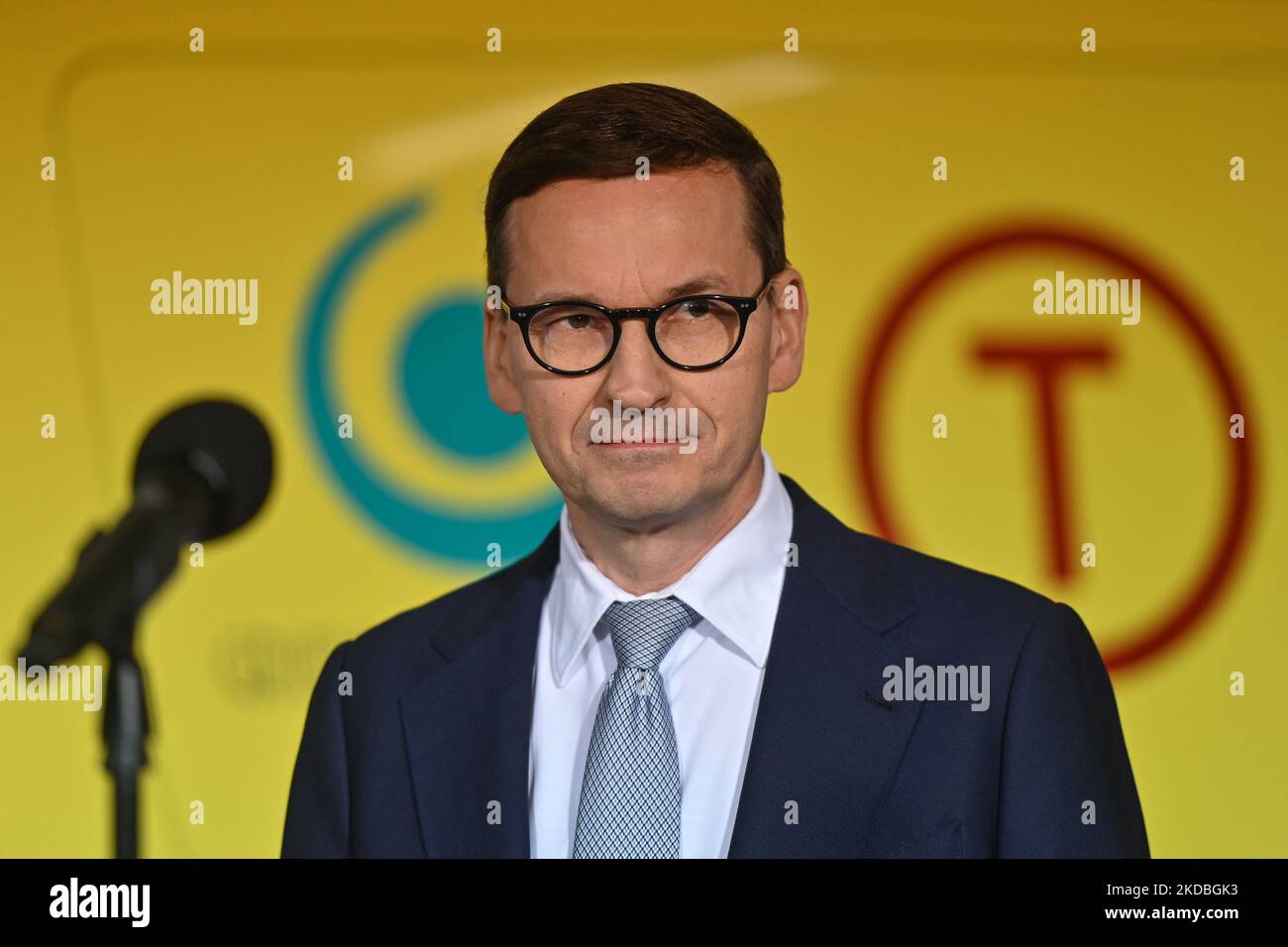 Der polnische Premierminister Mateusz Morawiecki spricht bei einer Pressekonferenz im neuen Krankenhaus in Olkusz mit den Medien. Mit Geld aus dem COVID-19 CounterMeasures Fund erhielt das Krankenhaus in Olkusz einen neuen Typ-C-Krankenwagen mit Ausrüstung und der Aufzug im Krankenhaus wurde ausgetauscht. Am Samstag, den 04. Juni 2022, fand in Olkusz, Woiwodschaft Kleinpolen, Polen. (Foto von Artur Widak/NurPhoto) Stockfoto