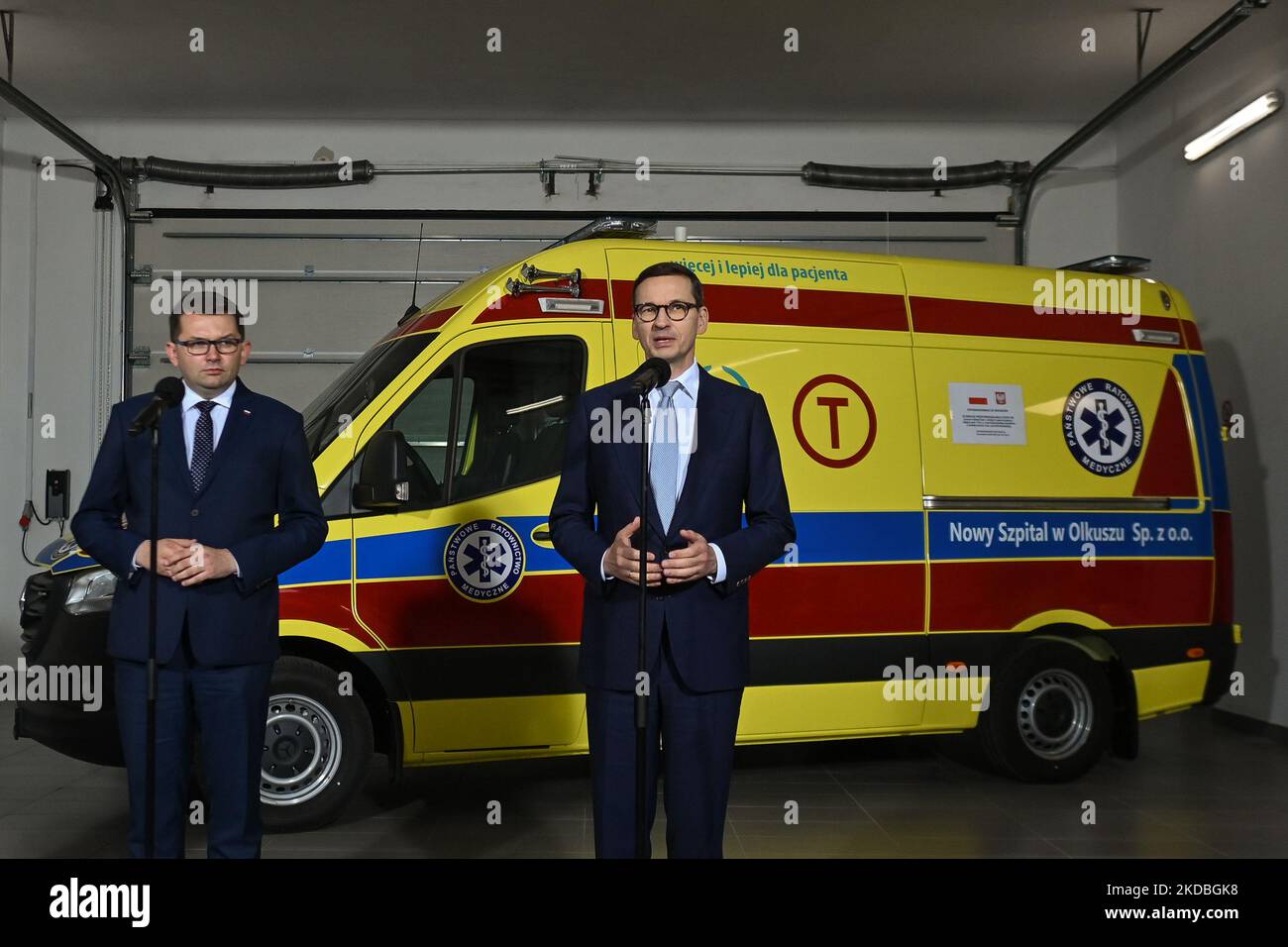 (L-R) Lukasz Kmita, der Voivode von Ma?opolska und der polnische Premierminister Mateusz Morawiecki sprechen während einer Pressekonferenz im Neuen Krankenhaus in Olkusz mit den Medien. Mit Geld aus dem COVID-19 CounterMeasures Fund erhielt das Krankenhaus in Olkusz einen neuen Typ-C-Krankenwagen mit Ausrüstung und der Aufzug im Krankenhaus wurde ausgetauscht. Am Samstag, den 04. Juni 2022, fand in Olkusz, Woiwodschaft Kleinpolen, Polen. (Foto von Artur Widak/NurPhoto) Stockfoto