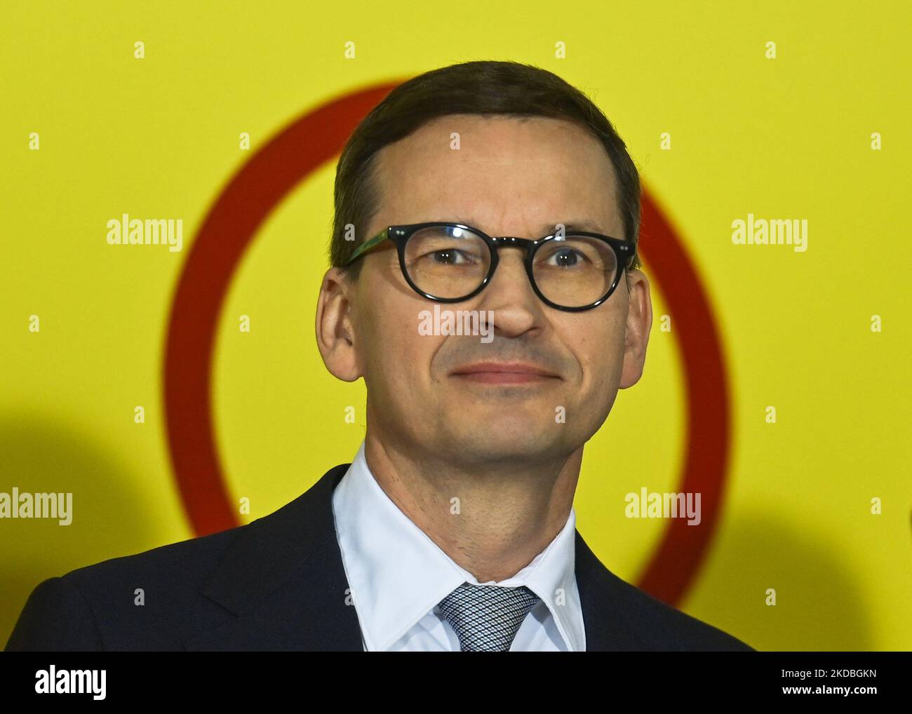 Der polnische Premierminister Mateusz Morawiecki bei einer Pressekonferenz im neuen Krankenhaus in Olkusz. Mit Geld aus dem COVID-19 CounterMeasures Fund erhielt das Krankenhaus in Olkusz einen neuen Typ-C-Krankenwagen mit Ausrüstung und der Aufzug im Krankenhaus wurde ausgetauscht. Am Samstag, den 04. Juni 2022, fand in Olkusz, Woiwodschaft Kleinpolen, Polen. (Foto von Artur Widak/NurPhoto) Stockfoto