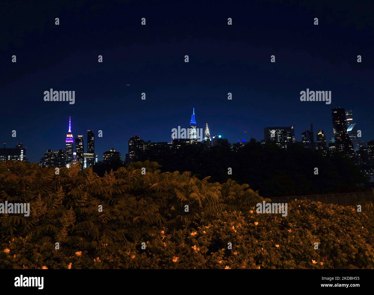 Das Empire State Building, ein 102-stöckiges Art-Deco-Wolkenkratzer in New York, wurde am Samstag, dem 4.. Juni, anlässlich des Platin-Jubiläums von Königin Elizabeth in Manhattan, New York, in Violett und Gold beleuchtet. (Foto von Selcuk Acar/NurPhoto) Stockfoto