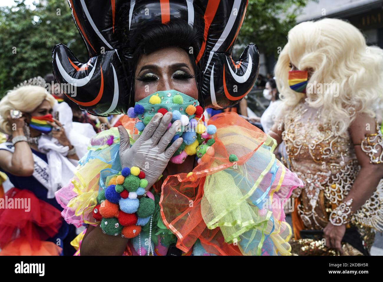 Ein thailändisches Mitglied der LGBT-Gemeinschaft nimmt an der Parade zum Pride Day 2022 in Bangkok, Thailand, am 05. Juni 2022 Teil. (Foto von Anusak Laowias/NurPhoto) Stockfoto