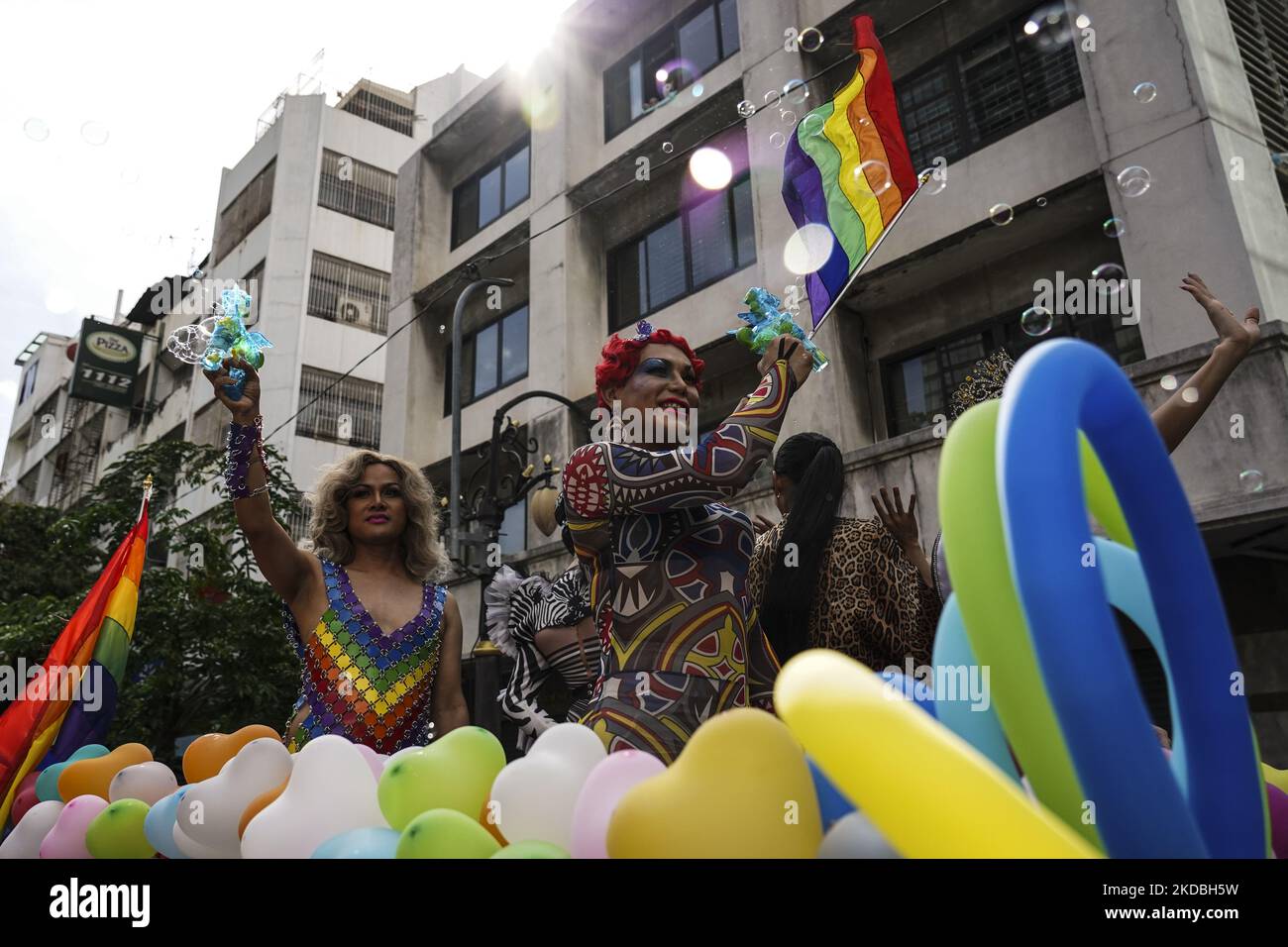 Ein thailändisches Mitglied der LGBT-Gemeinschaft nimmt an der Parade zum Pride Day 2022 in Bangkok, Thailand, am 05. Juni 2022 Teil. (Foto von Anusak Laowias/NurPhoto) Stockfoto