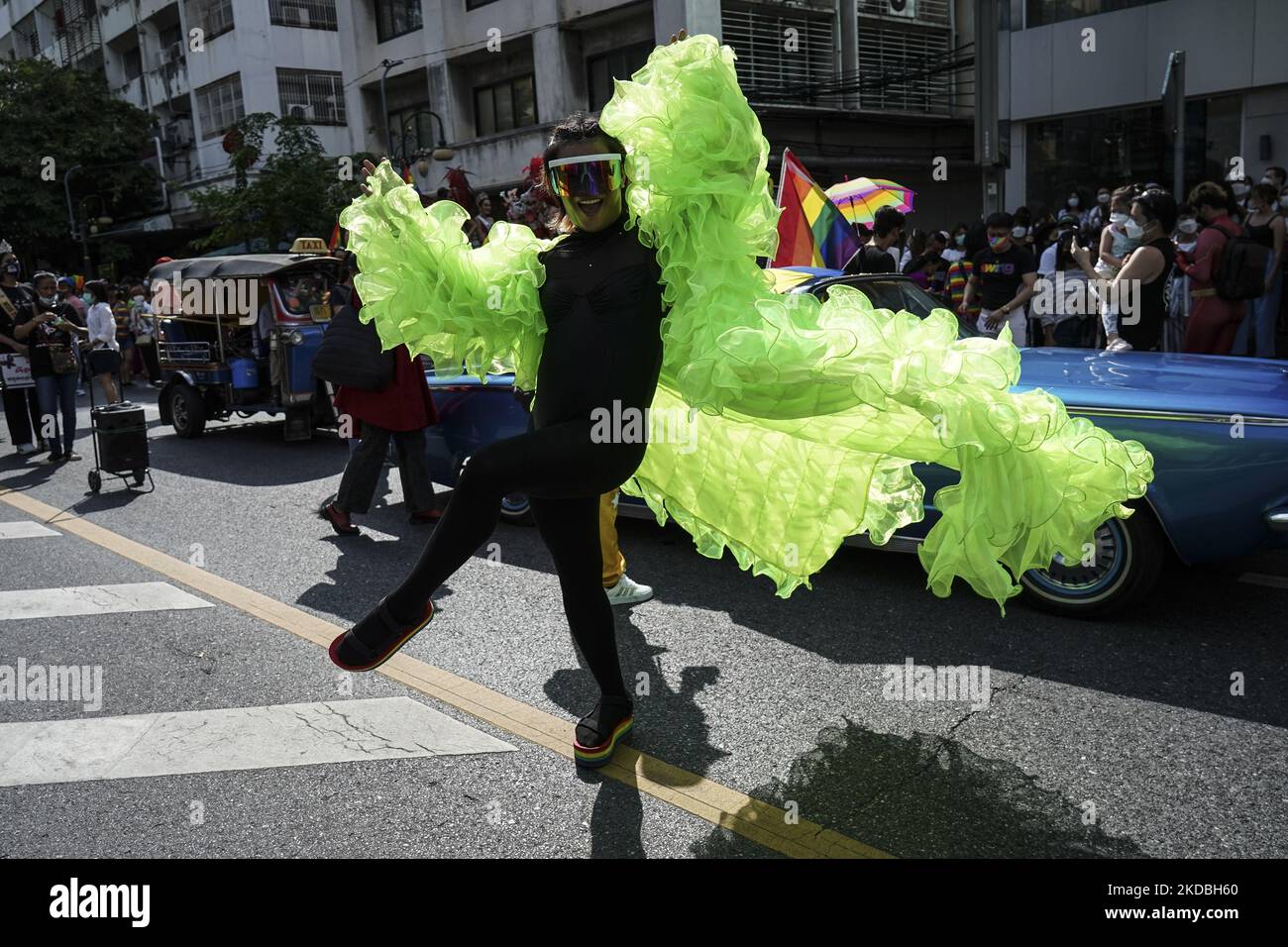 Ein thailändisches Mitglied der LGBT-Gemeinschaft nimmt an der Parade zum Pride Day 2022 in Bangkok, Thailand, am 05. Juni 2022 Teil. (Foto von Anusak Laowias/NurPhoto) Stockfoto