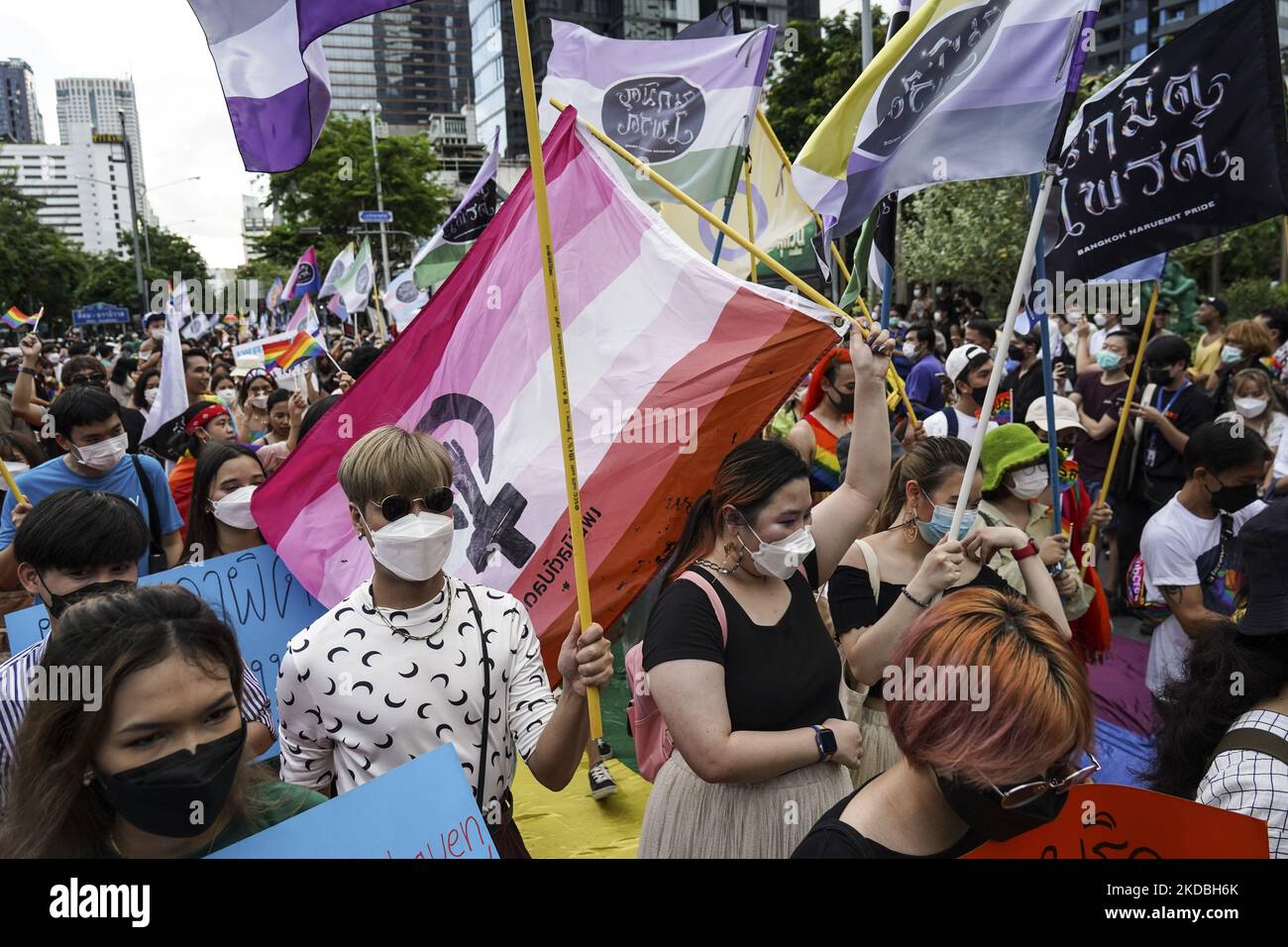 Mitglieder der LGBT-Gemeinschaft nehmen an der Parade zum Pride Day 2022 in Bangkok, Thailand, am 05. Juni 2022 Teil. (Foto von Anusak Laowias/NurPhoto) Stockfoto