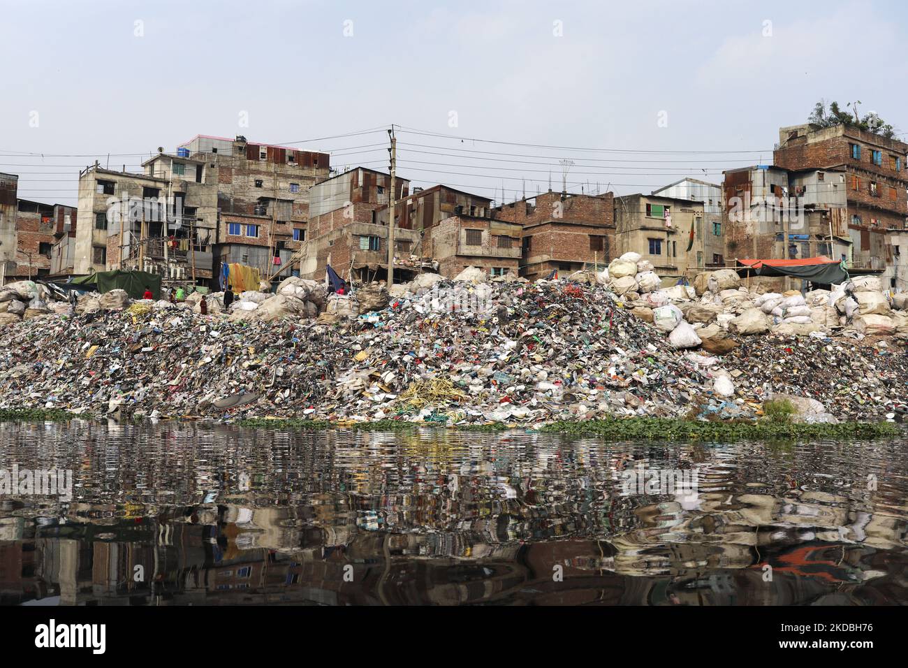 Umweltverschmutzung, die beim Weltumwelttag am buriganga-Fluss in Dhaka, Bangladesch, beobachtet wurde. (Foto von Kazi Salahuddin Razu/NurPhoto) Stockfoto