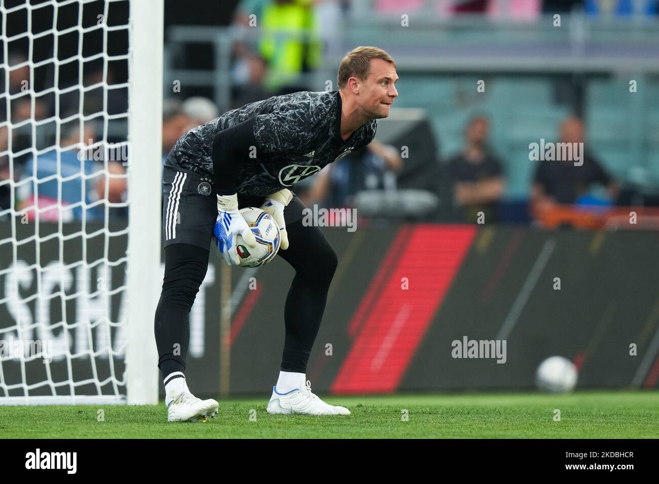 Manuel Neuer aus Deutschland beim Aufwärmen vor dem Spiel der UEFA Nations League zwischen Italien und Deutschland im Stadio Renato Dall'Ara, Bologna, Italien am 4. Juni 2022. (Foto von Giuseppe Maffia/NurPhoto) Stockfoto