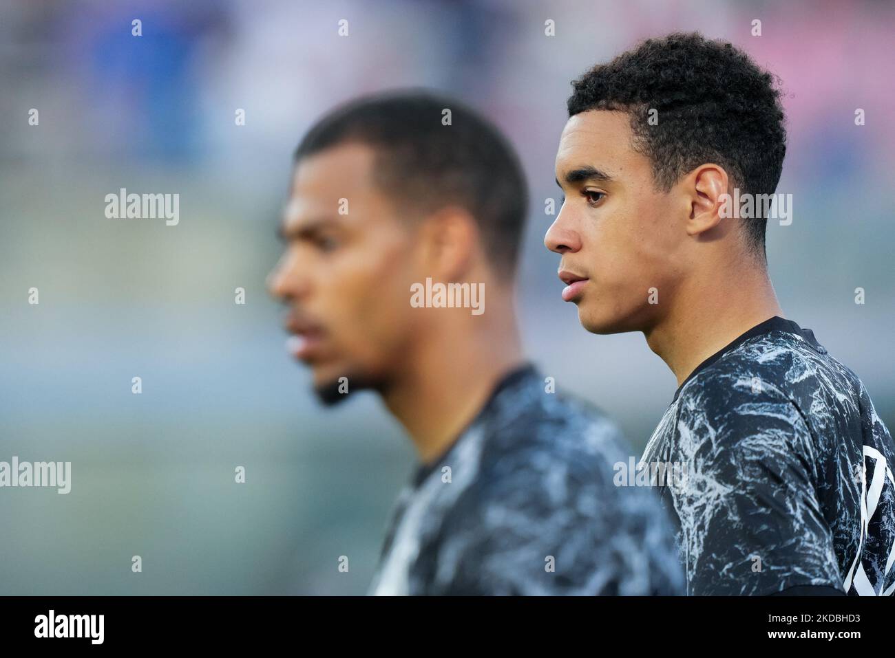 Jamal Musiala aus Deutschland schaut während des Aufwärmplats vor dem Spiel der UEFA Nations League zwischen Italien und Deutschland im Stadio Renato Dall'Ara, Bologna, Italien, am 4. Juni 2022, auf. (Foto von Giuseppe Maffia/NurPhoto) Stockfoto