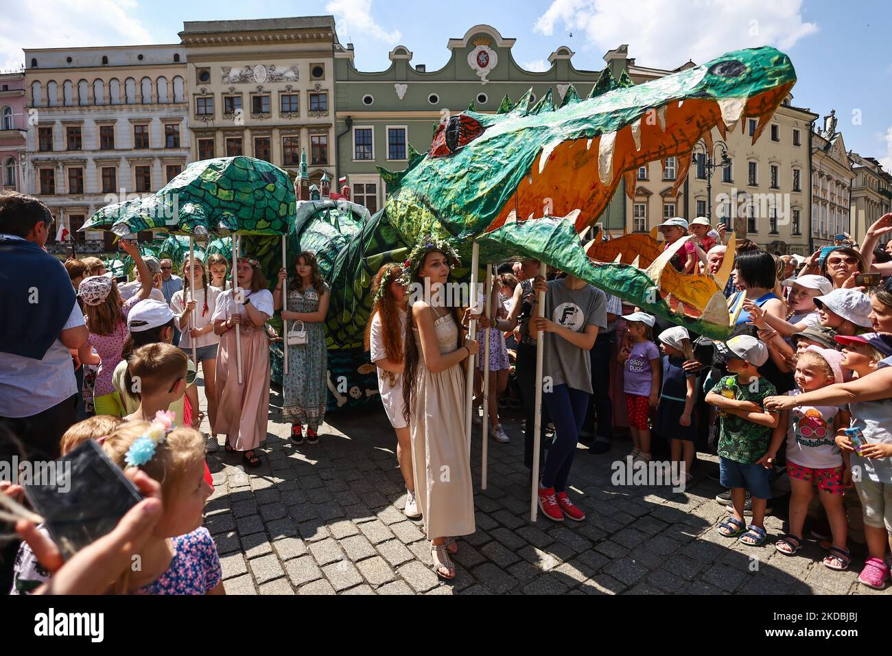 21. große Drachenparade marschiert am 5.. Juni 2022 auf dem Hauptplatz in Krakau, Polen. Die jährliche Parade der Großen Drachen umfasst mehr als tausend Teilnehmer, meist Kinder, die an der farbenfrohen Veranstaltung mit verschiedenen selbstvorbereiteten Drachenwesen teilnehmen. (Foto von Beata Zawrzel/NurPhoto) Stockfoto