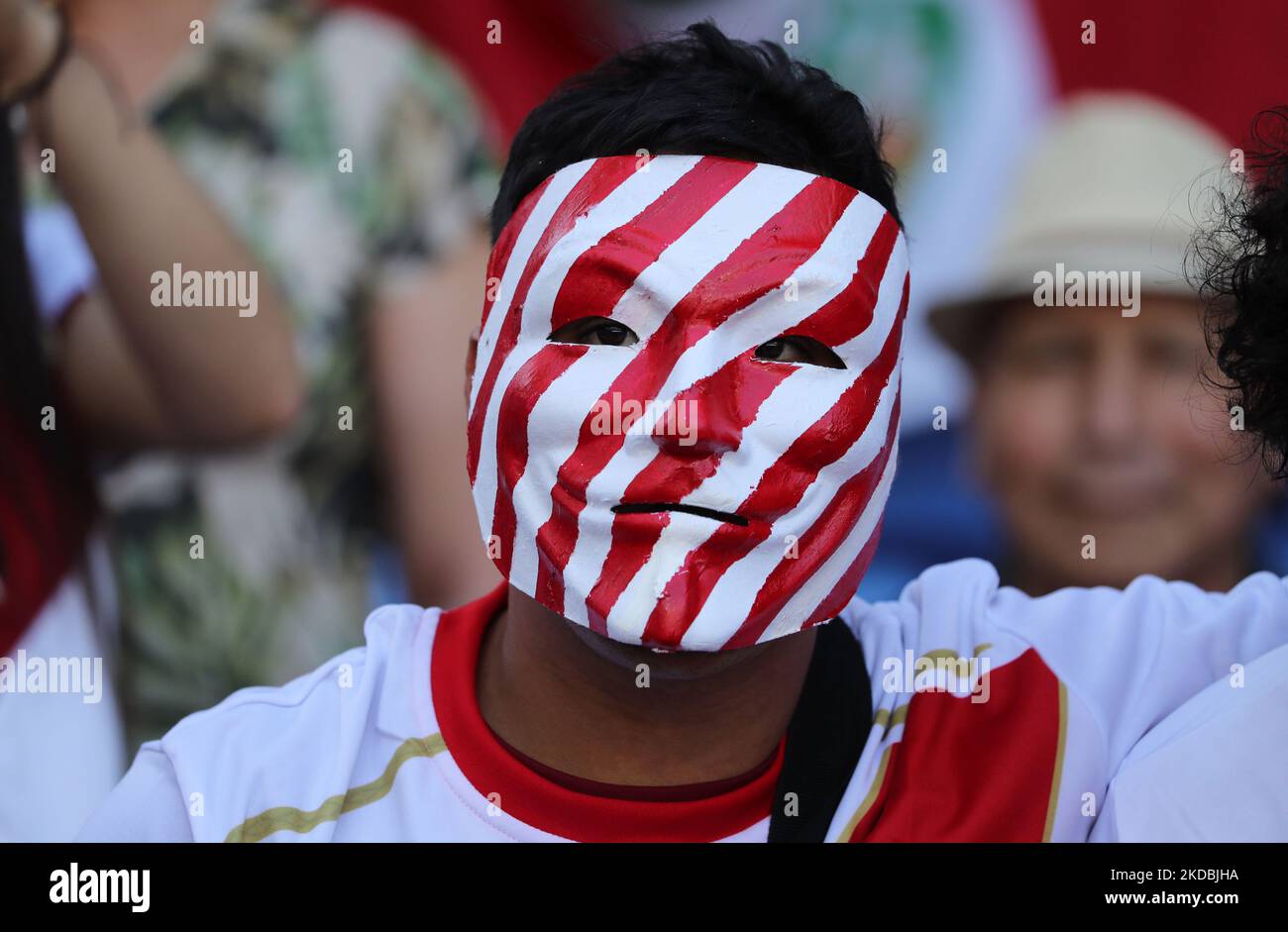 Peruanische Unterstützer beim Freundschaftsspiel zwischen Peru und Neuseeland, das am 05.. Juni 2022 im RCDE-Stadion in Barcelona ausgetragen wurde. (Foto von Joan Valls/Urbanandsport/NurPhoto) Stockfoto