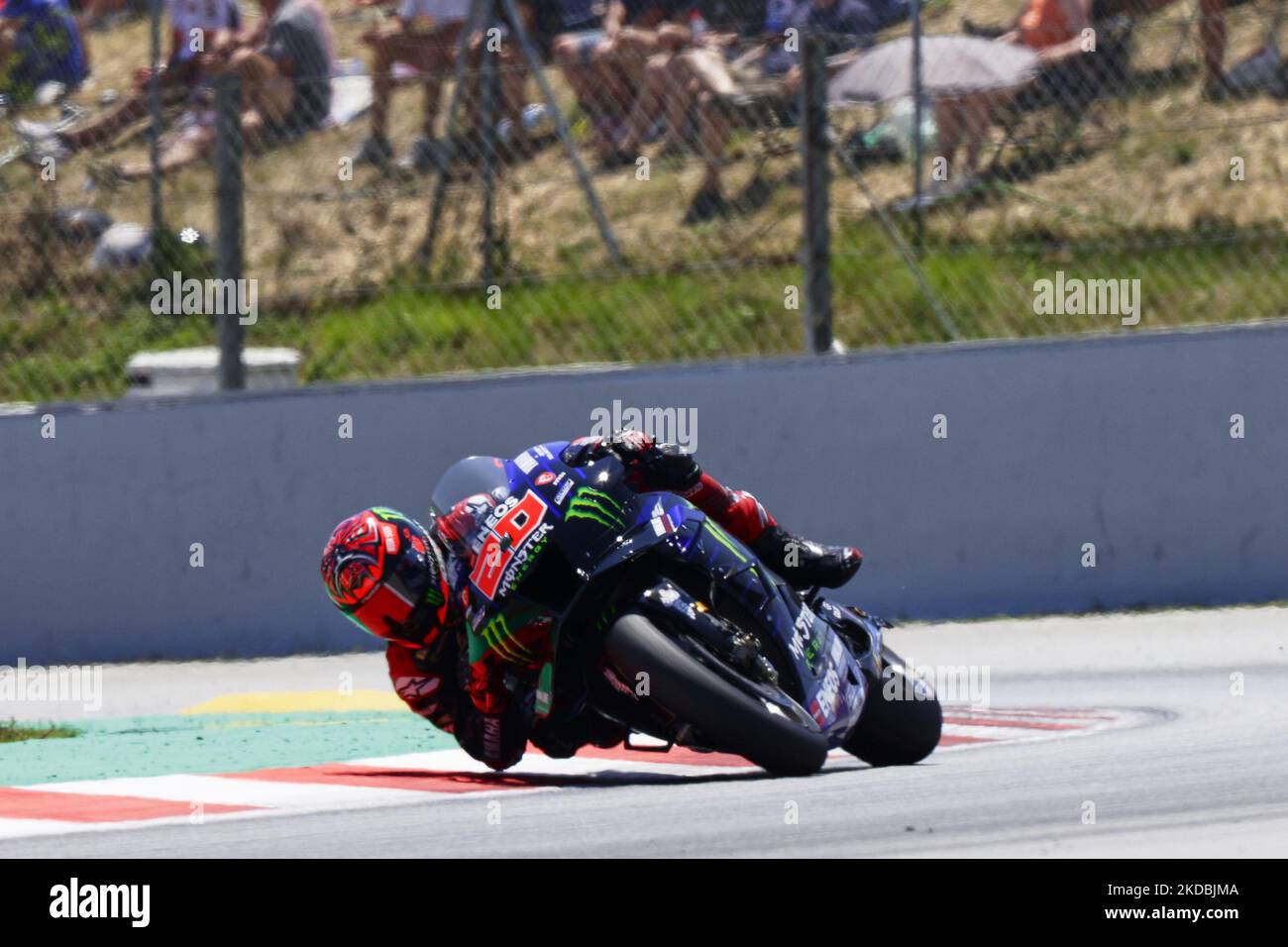 Fabio Quartararo aus Frankreich fährt am 5. Juni 2022 in Barcelona mit seinem Monster Energy Yamaha-Fahrrad auf dem Moto GP von Katalonien. (Foto von Joan Cros/NurPhoto) Stockfoto