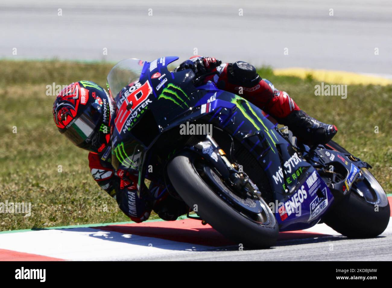 Fabio Quartararo aus Frankreich fährt am 5. Juni 2022 in Barcelona mit seinem Monster Energy Yamaha-Fahrrad auf dem Moto GP von Katalonien. (Foto von Joan Cros/NurPhoto) Stockfoto