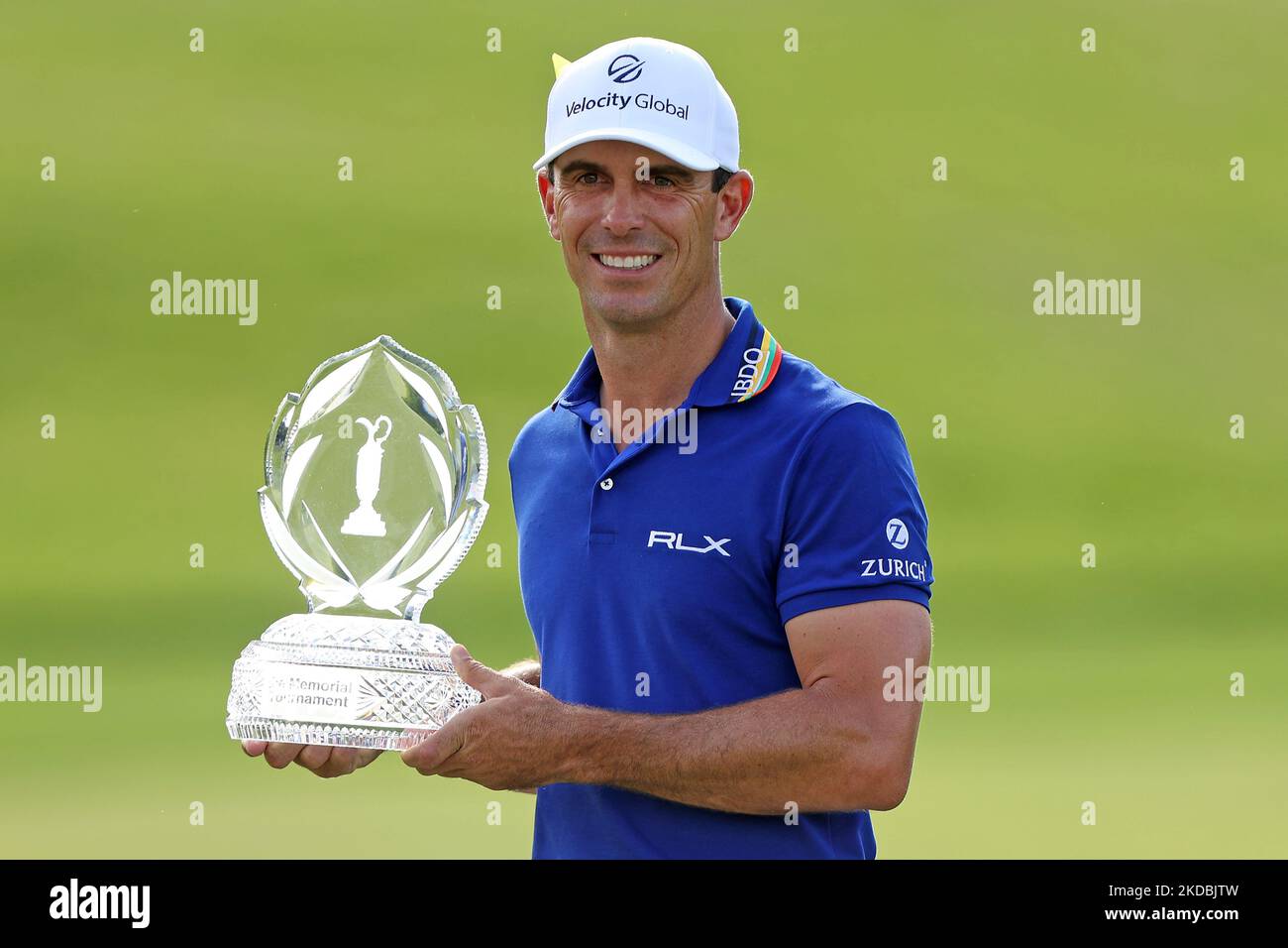 Billy Horschel aus den USA hält die Trophäe nach dem Gewinn des Memorial Tournaments, das Workday am Sonntag, den 5. Juni 2022 im Muirfield Village Golf Club in Dublin, Ohio, USA, präsentiert hat. (Foto von Jorge Lemus/NurPhoto) Stockfoto