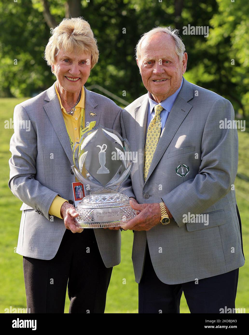 Jack und Barbara Nicklaus halten die Siegertrophäe am Ende der Finalrunde des Memorial Tournaments, das Workday am Sonntag, den 5. Juni, im Muirfield Village Golf Club in Dublin, Ohio, USA, überreicht hat. 2022. (Foto von Amy Lemus/NurPhoto) Stockfoto