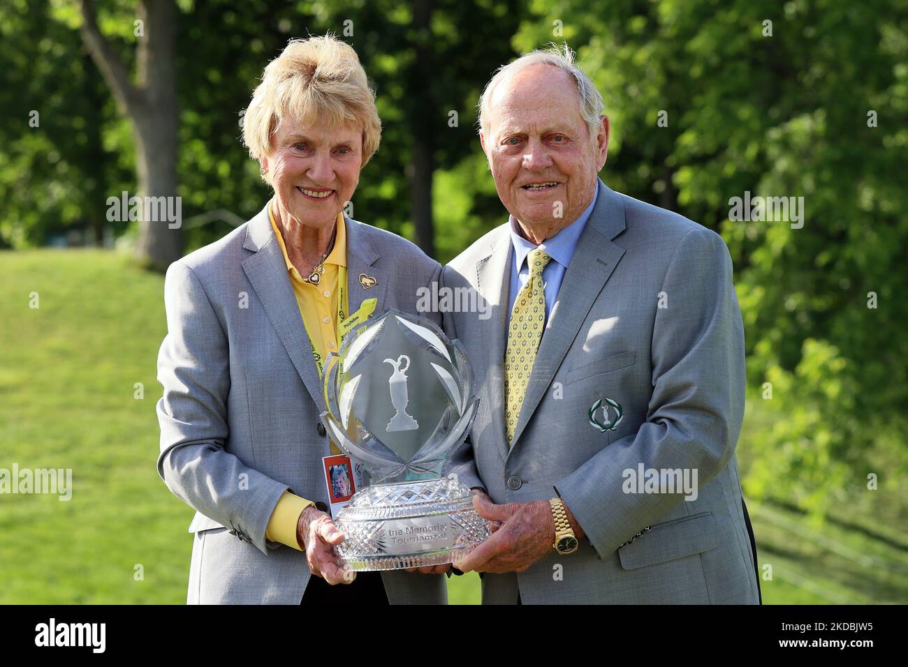 Jack und Barbara Niklaus halten die Siegertrophäe am Ende der Finalrunde des Memorial Tournaments, das Workday am Sonntag, den 5. Juni, im Muirfield Village Golf Club in Dublin, Ohio, USA, überreicht hat. 2022. (Foto von Amy Lemus/NurPhoto) Stockfoto