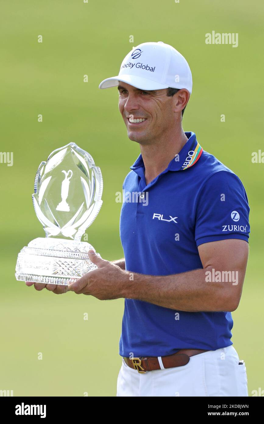 Billy Horschel aus den USA hält die Trophäe nach dem Gewinn des Memorial Tournaments, das Workday am Sonntag, den 5. Juni 2022 im Muirfield Village Golf Club in Dublin, Ohio, USA, präsentiert hat. (Foto von Jorge Lemus/NurPhoto) Stockfoto