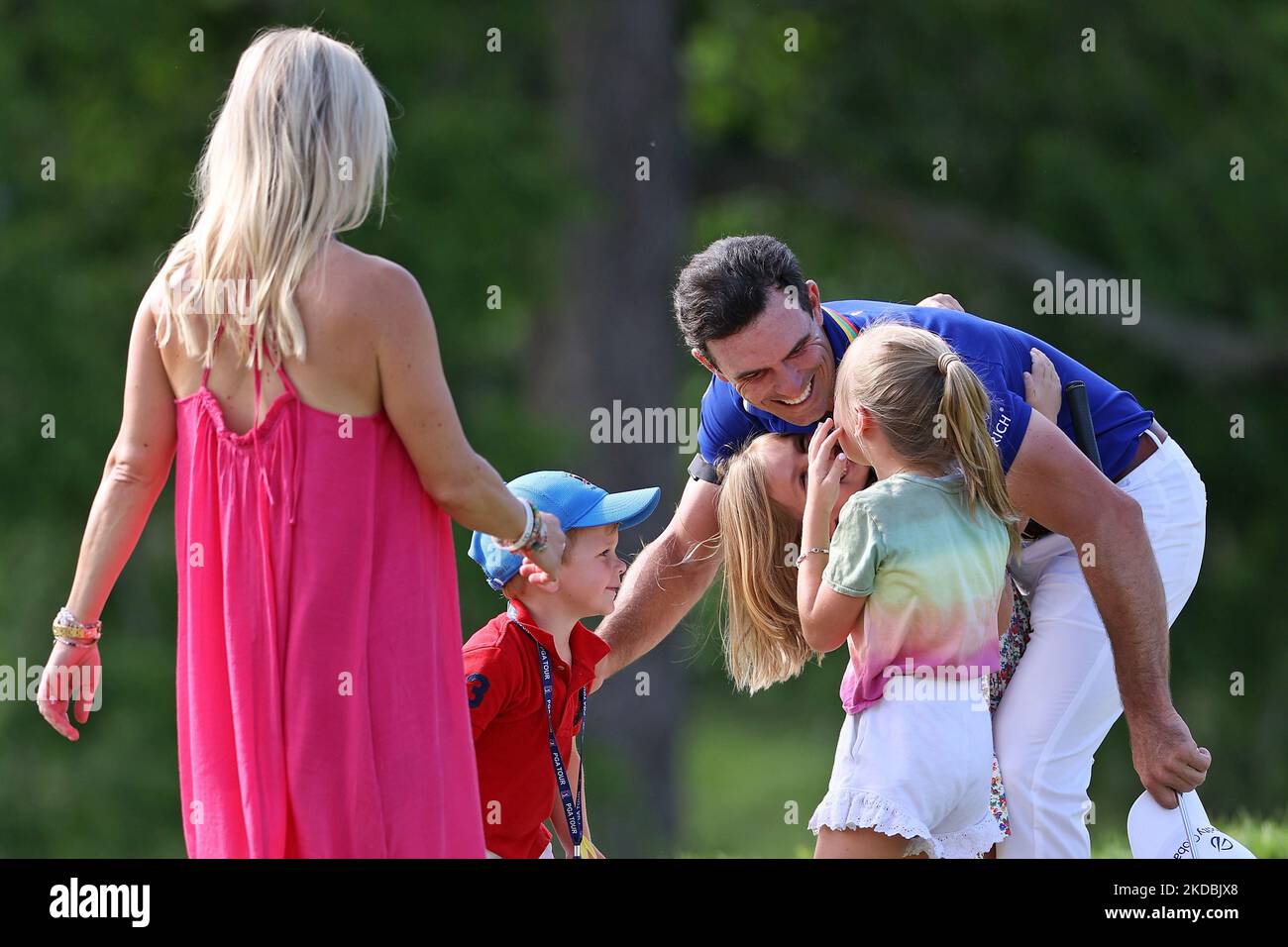 Billy Horschel aus den USA feiert mit seiner Familie nach dem Gewinn des Memorial Tournaments, das Workday am Sonntag, den 5. Juni 2022 im Muirfield Village Golf Club in Dublin, Ohio, USA, präsentiert hat. (Foto von Jorge Lemus/NurPhoto) Stockfoto