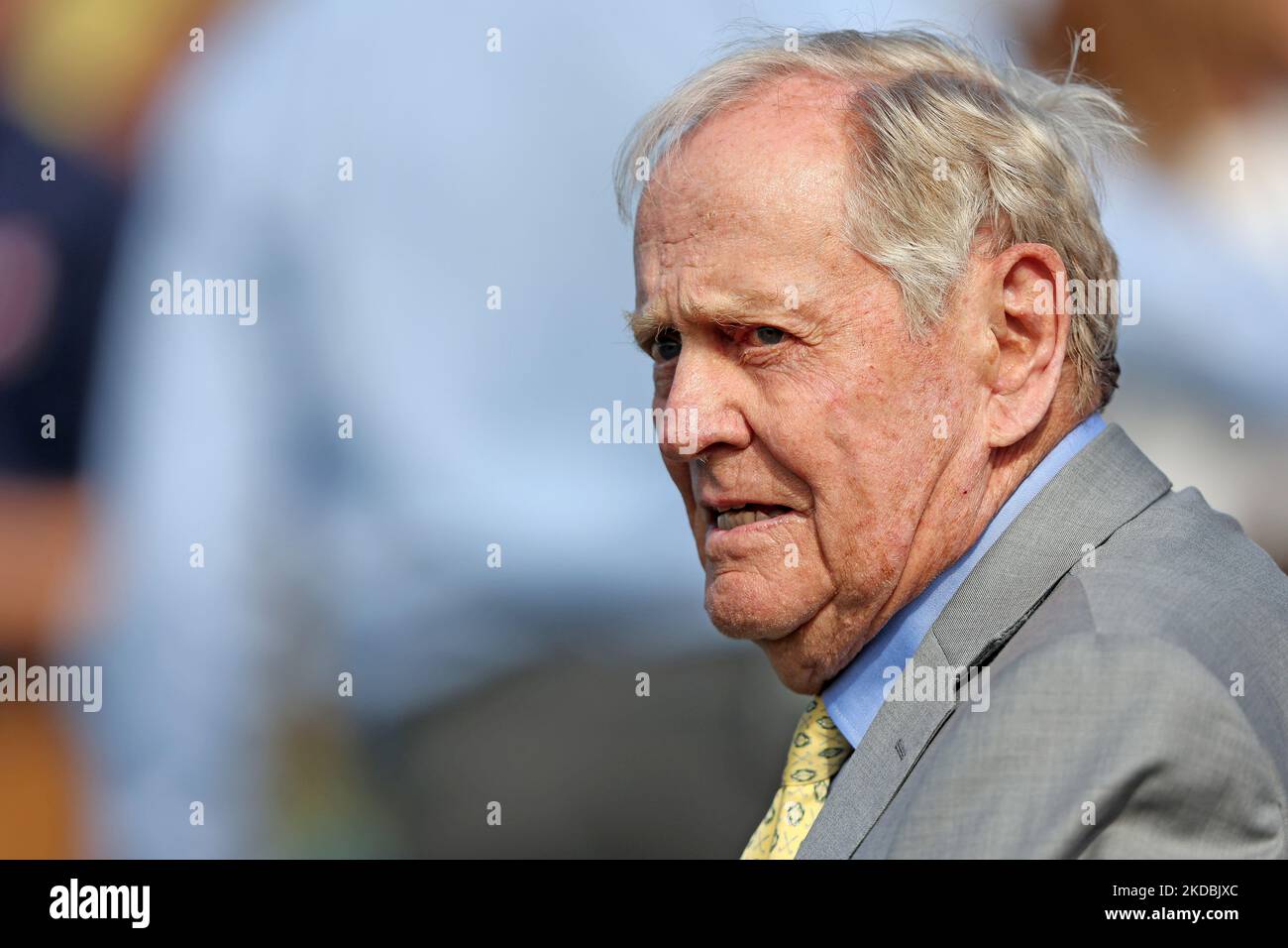 Jack Nicklaus blickt auf das Grün während der Finalrunde des Memorial Tournaments, das Workday am Sonntag, den 5. Juni 2022 im Muirfield Village Golf Club in Dublin, Ohio, USA präsentiert. (Foto von Jorge Lemus/NurPhoto) Stockfoto