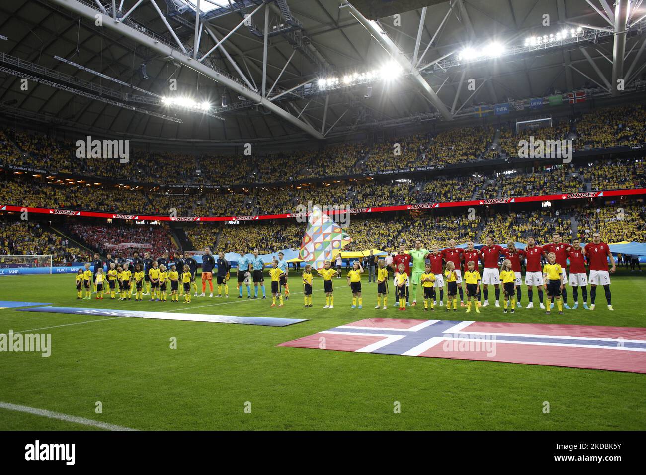 Norwegens Nationalmannschaft und die schwedische Nationalmannschaft während des Nationalliedes beim Fußballspiel am Sonntag in der Nationenliga, Division B, Gruppe 4, zwischen Schweden und Norwegen in der Stadium Friends Arena in Solna. (Foto von Reinaldo Ubilla/NurPhoto) Stockfoto